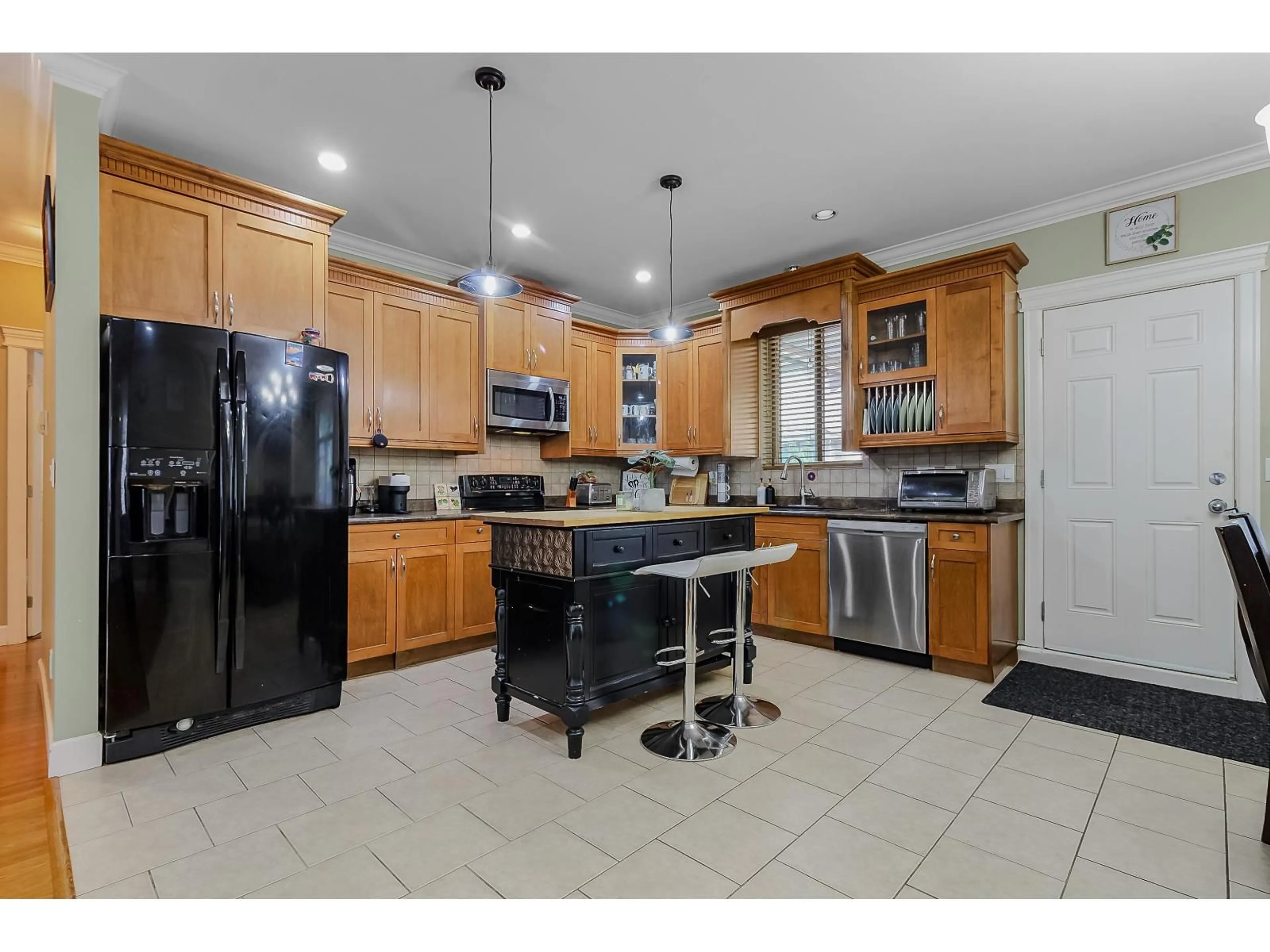 Open concept kitchen, ceramic/tile floor for 46225 KERMODE CRESCENT, Chilliwack British Columbia V2R0C7
