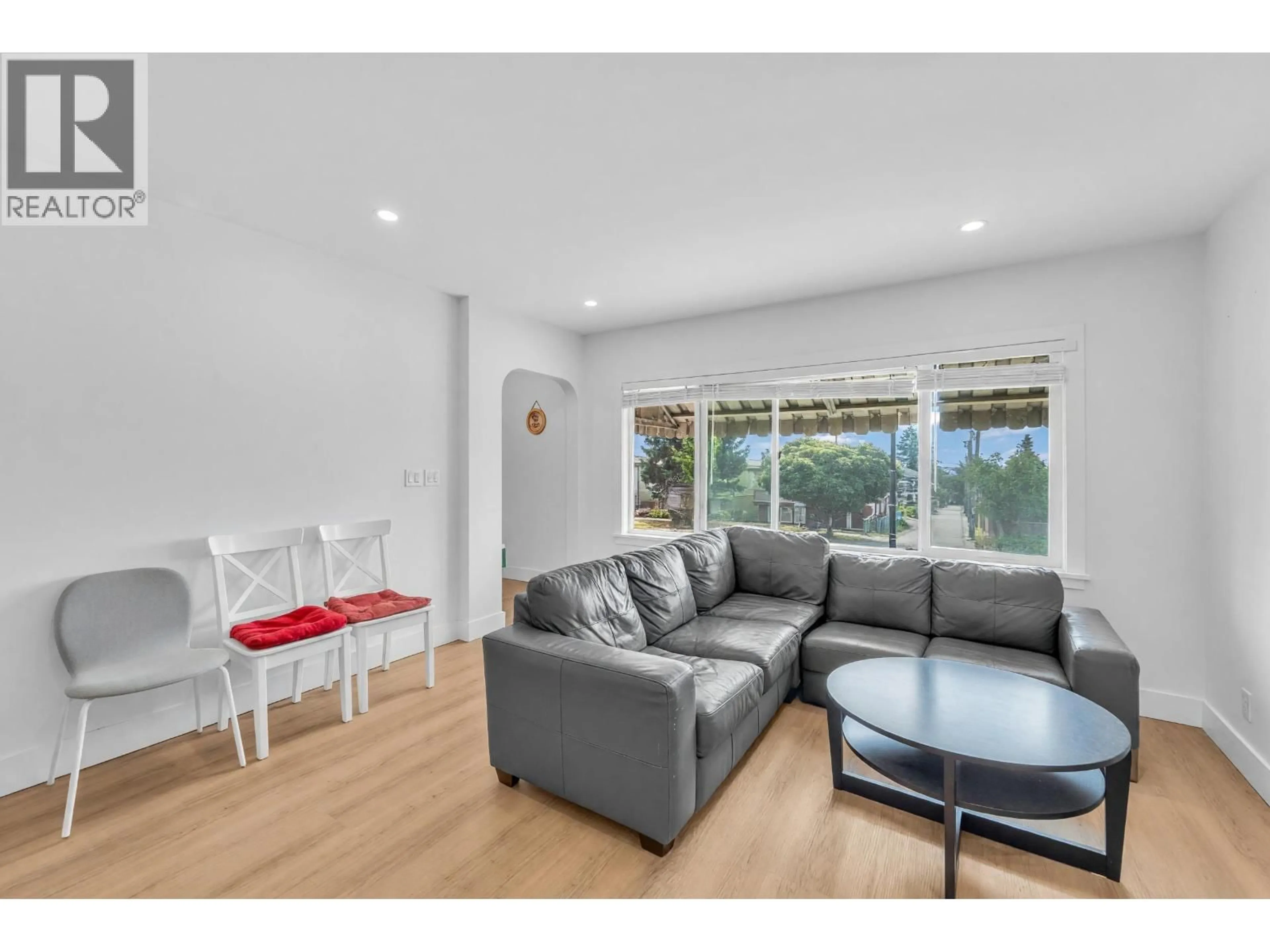 Living room with furniture, wood/laminate floor for 425 57TH AVENUE, Vancouver British Columbia V5X1S8