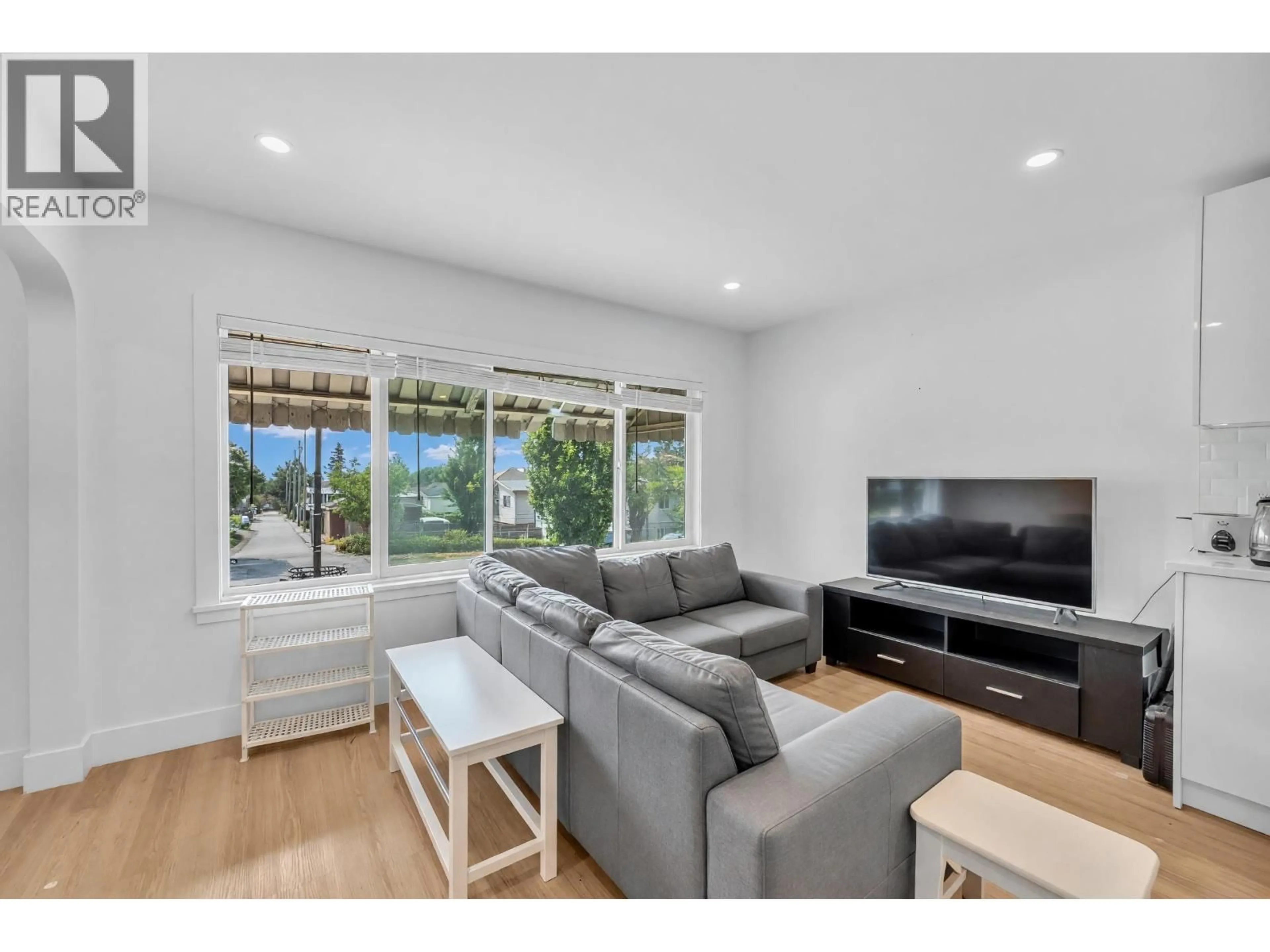 Living room with furniture, unknown for 425 57TH AVENUE, Vancouver British Columbia V5X1S8