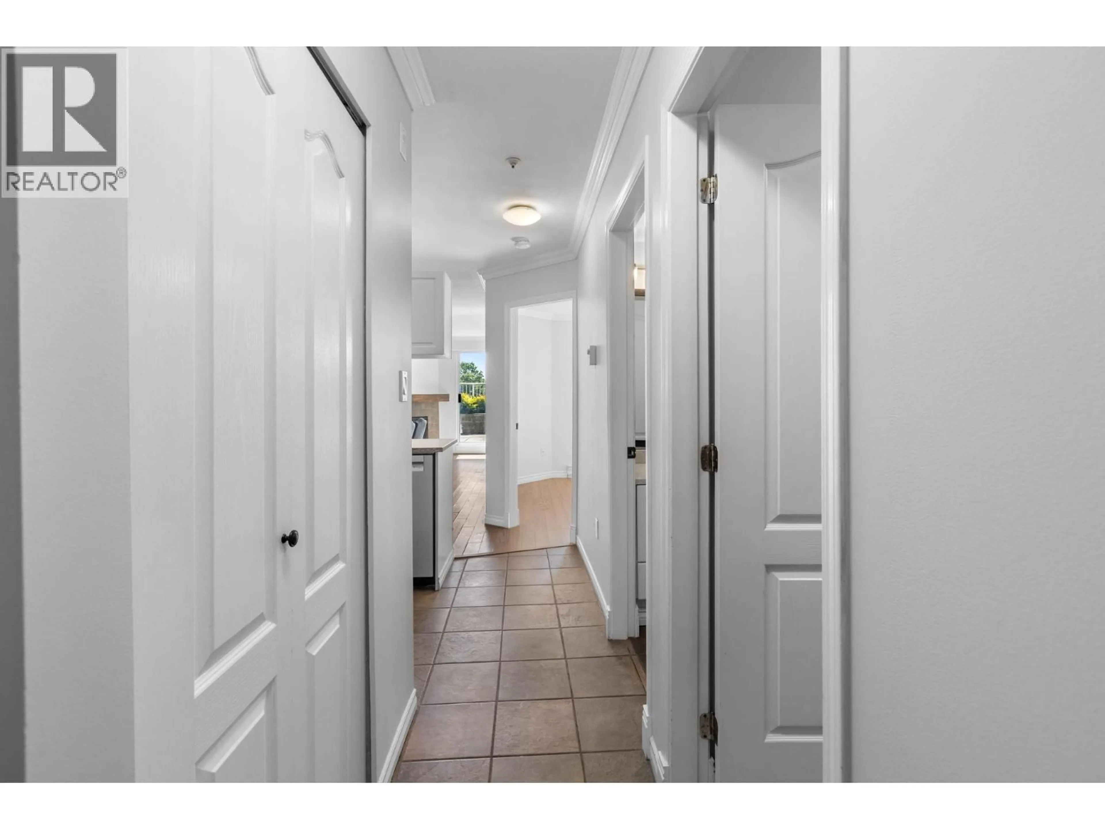 Indoor entryway for 103 - 1035 AUCKLAND STREET, New Westminster British Columbia V3M1K9