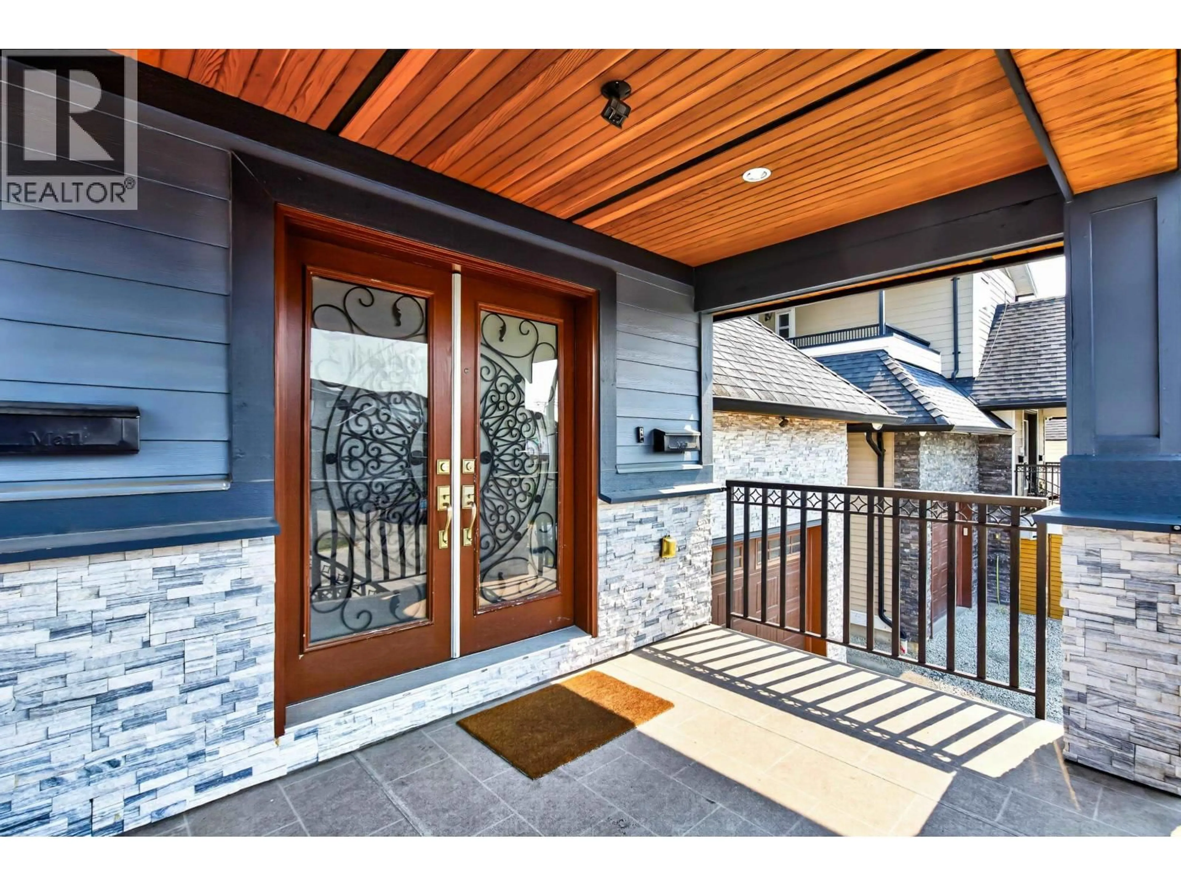 Indoor entryway for 351 PEMBINA STREET, New Westminster British Columbia V3M5J5