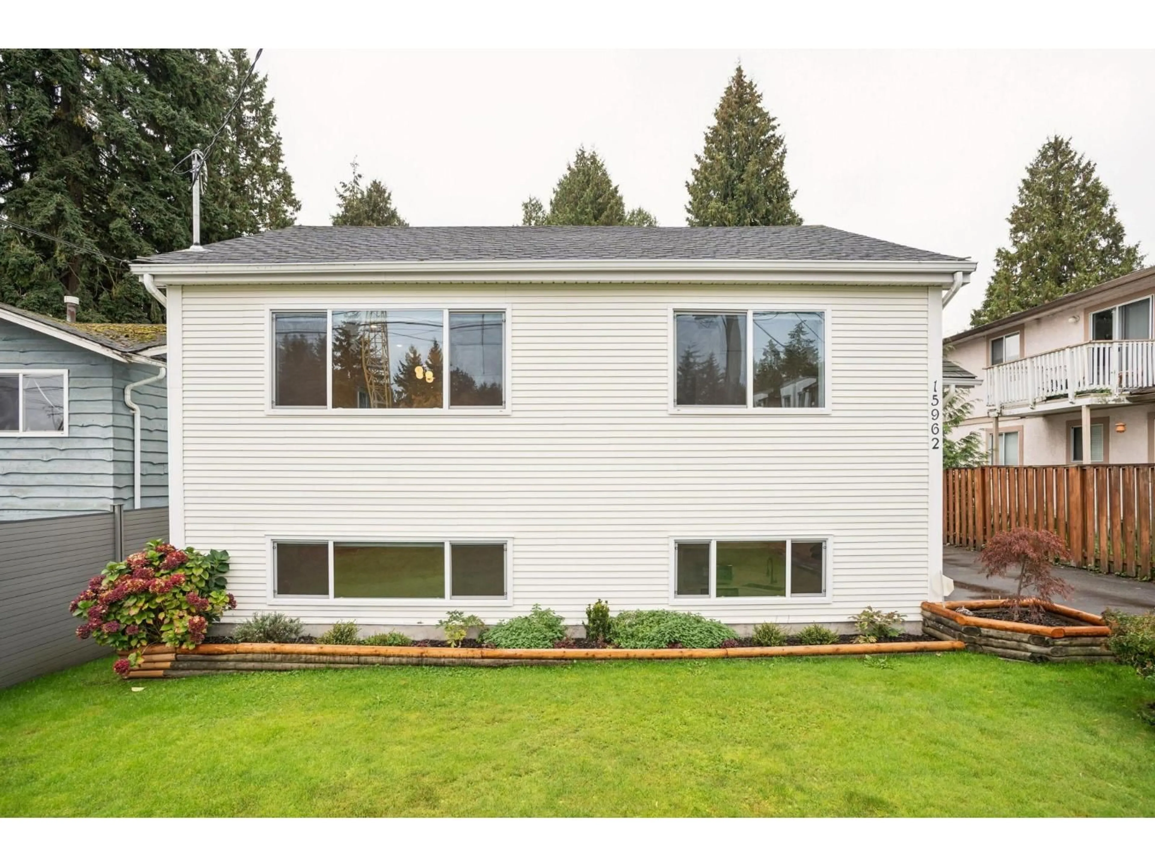 Home with vinyl exterior material, street for 15962 NORTH BLUFF ROAD, White Rock British Columbia V4B3G8