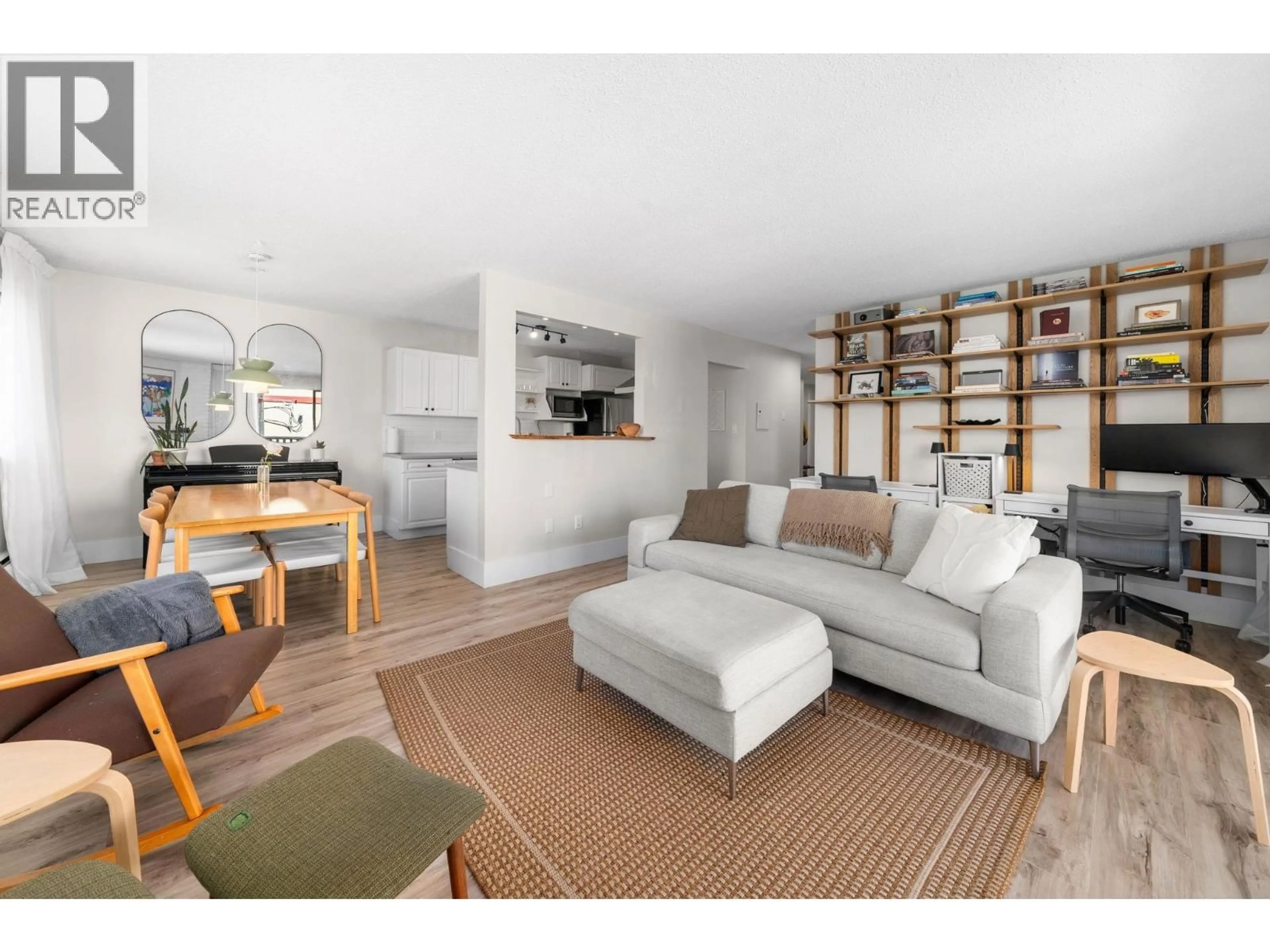 Living room with furniture, unknown for 202 - 1610 CHESTERFIELD AVENUE, North Vancouver British Columbia V7M2N7