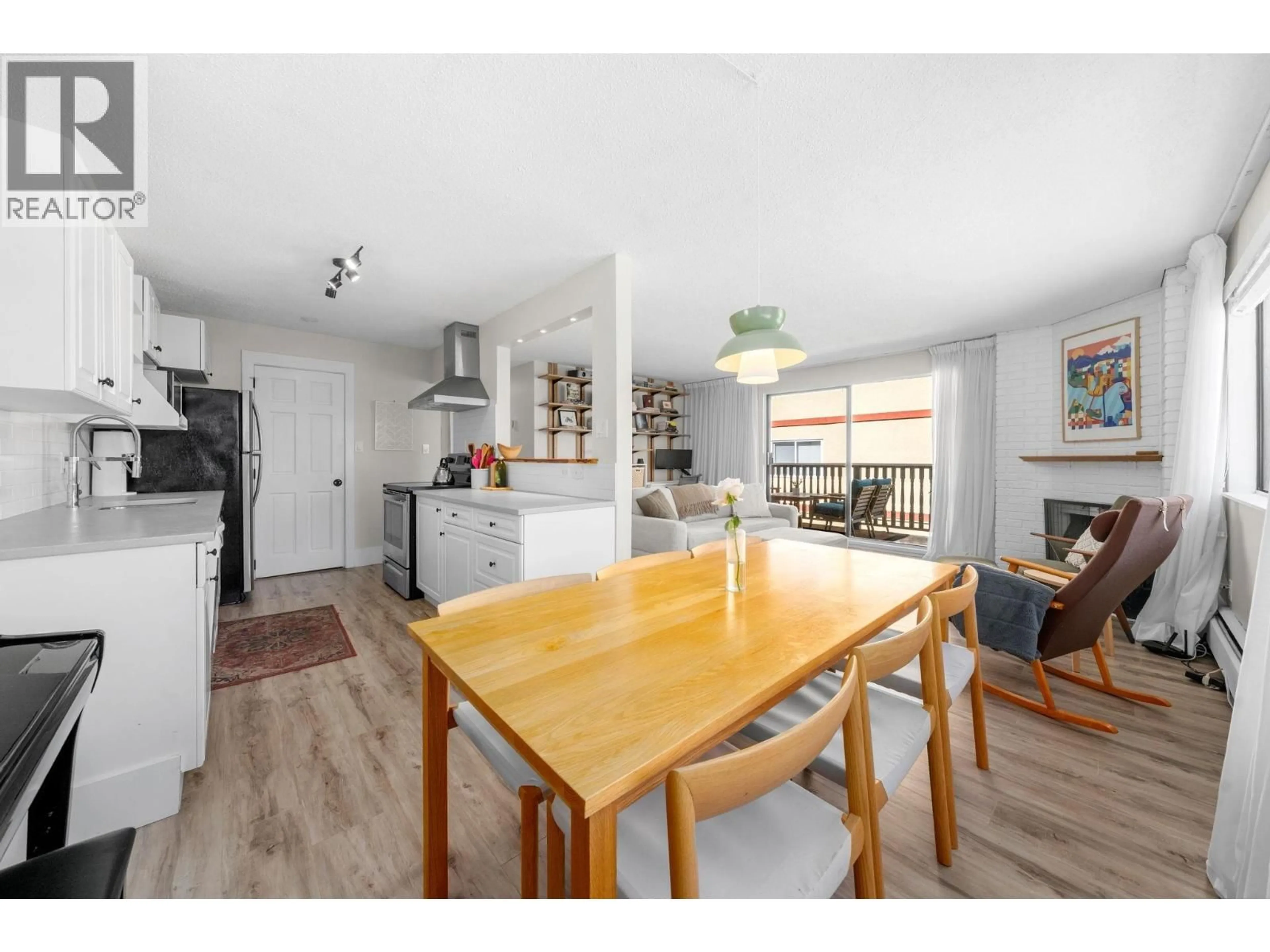 Open concept kitchen, wood/laminate floor for 202 - 1610 CHESTERFIELD AVENUE, North Vancouver British Columbia V7M2N7