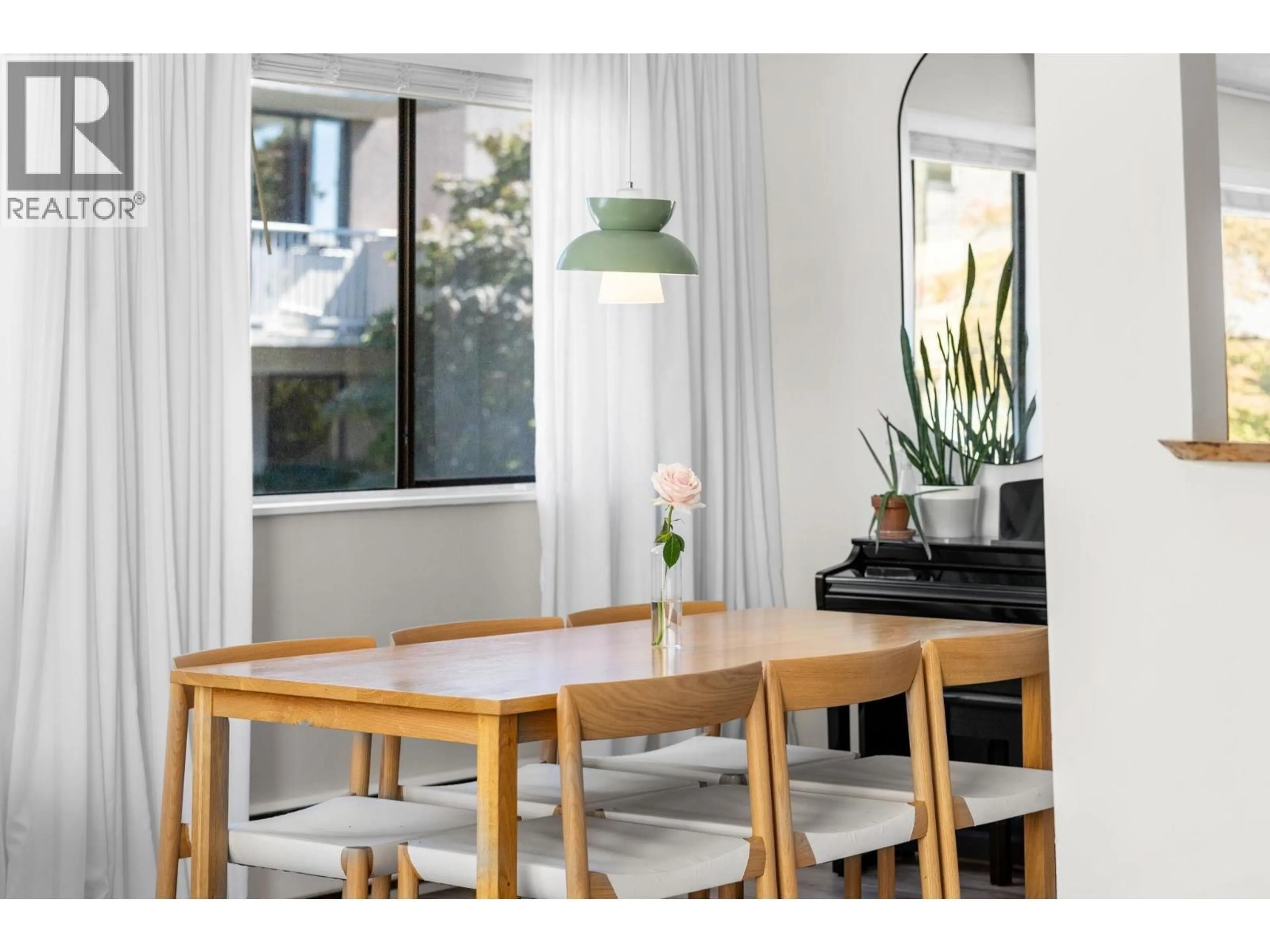 Dining room, wood/laminate floor for 202 - 1610 CHESTERFIELD AVENUE, North Vancouver British Columbia V7M2N7