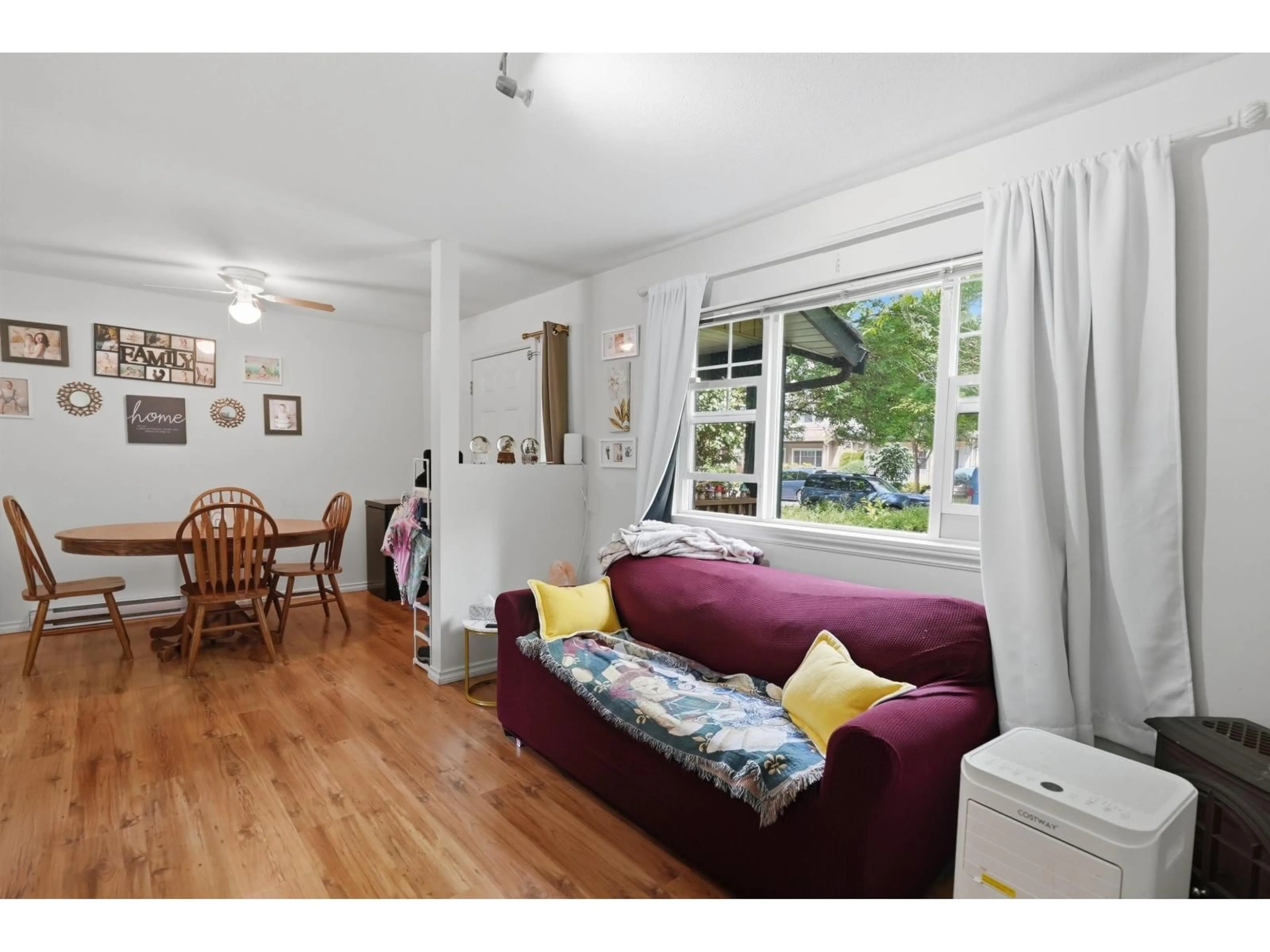 Living room with furniture, wood/laminate floor for 14 - 45535 SHAWNIGAN CRESCENT, Chilliwack British Columbia V2R0A2