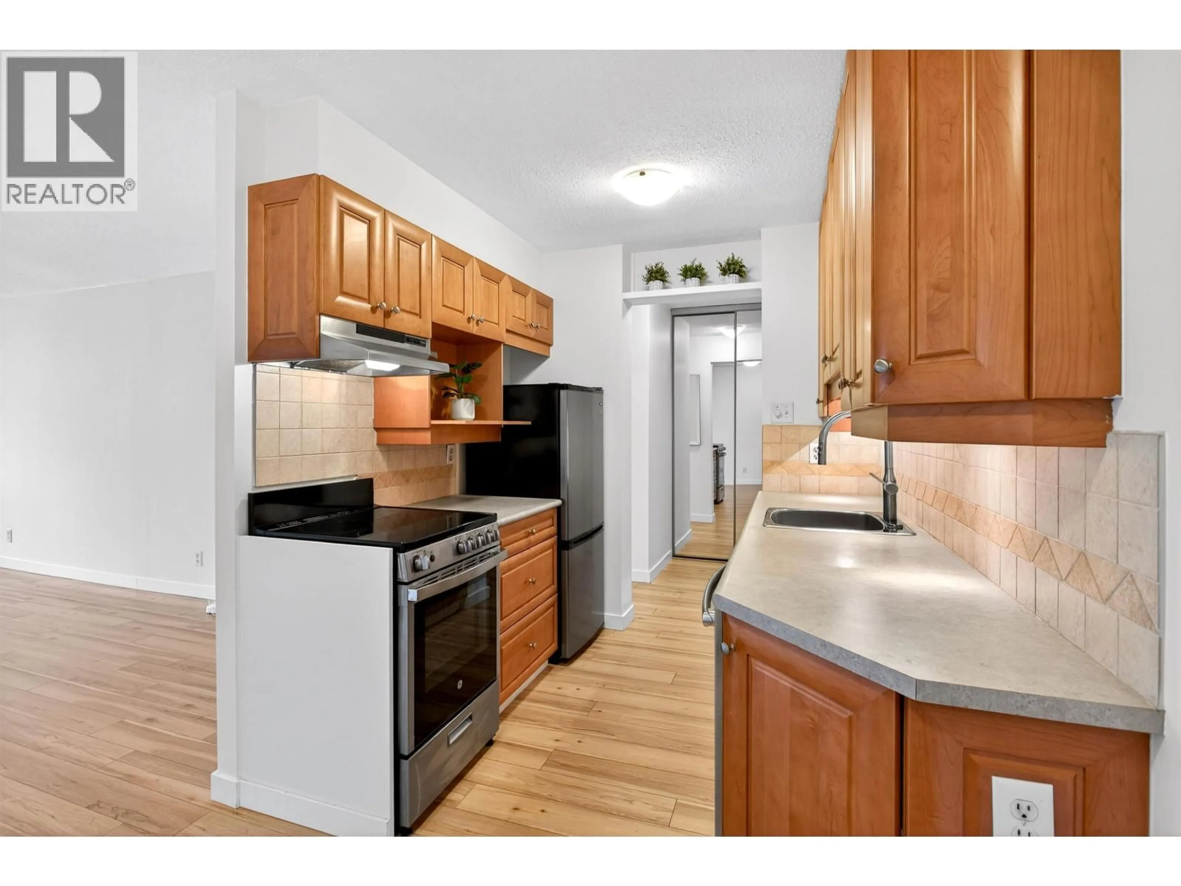 Standard kitchen, unknown for 1306 - 2016 FULLERTON AVENUE, North Vancouver British Columbia V7N3E9
