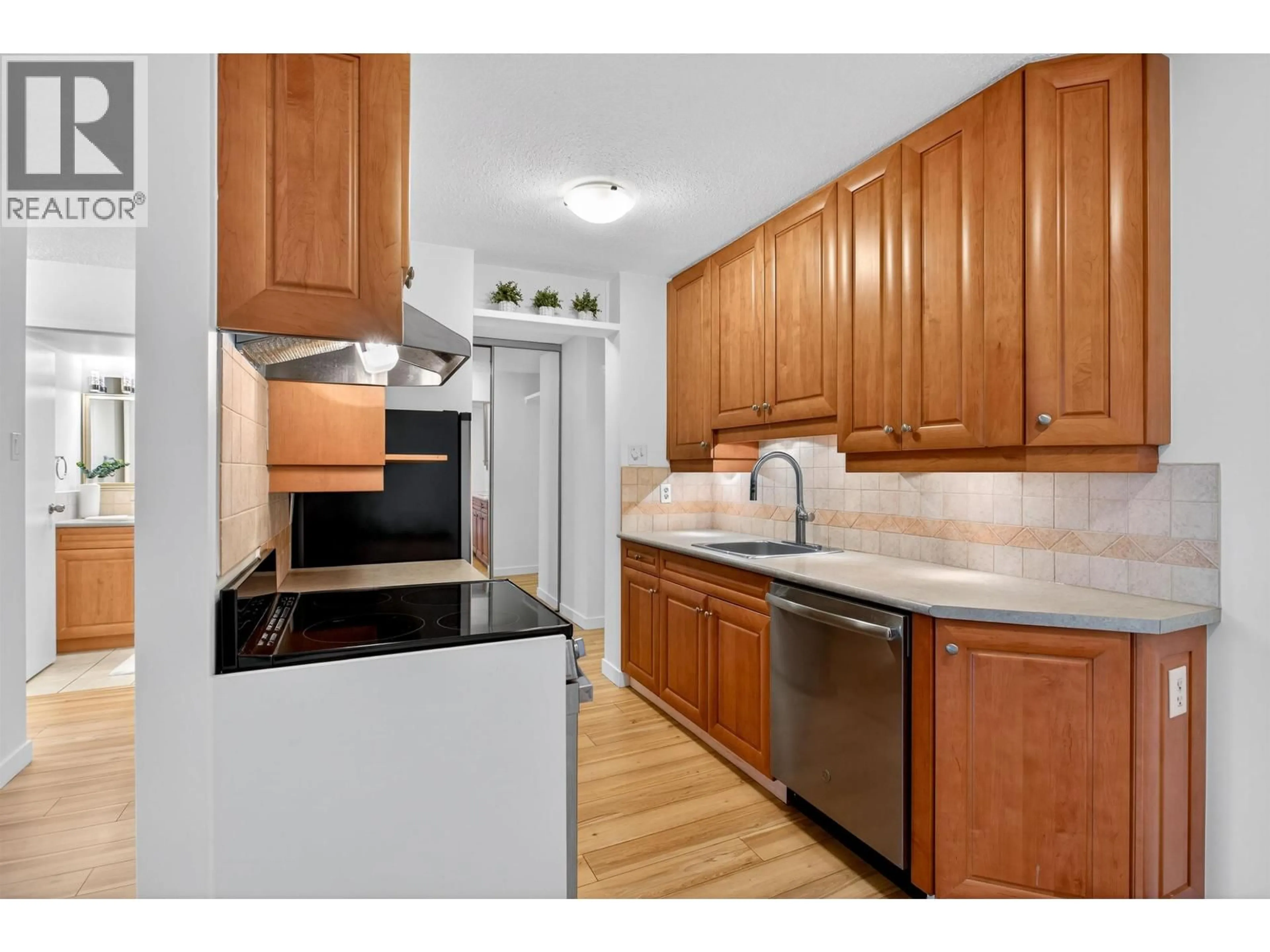 Standard kitchen, unknown for 1306 - 2016 FULLERTON AVENUE, North Vancouver British Columbia V7N3E9