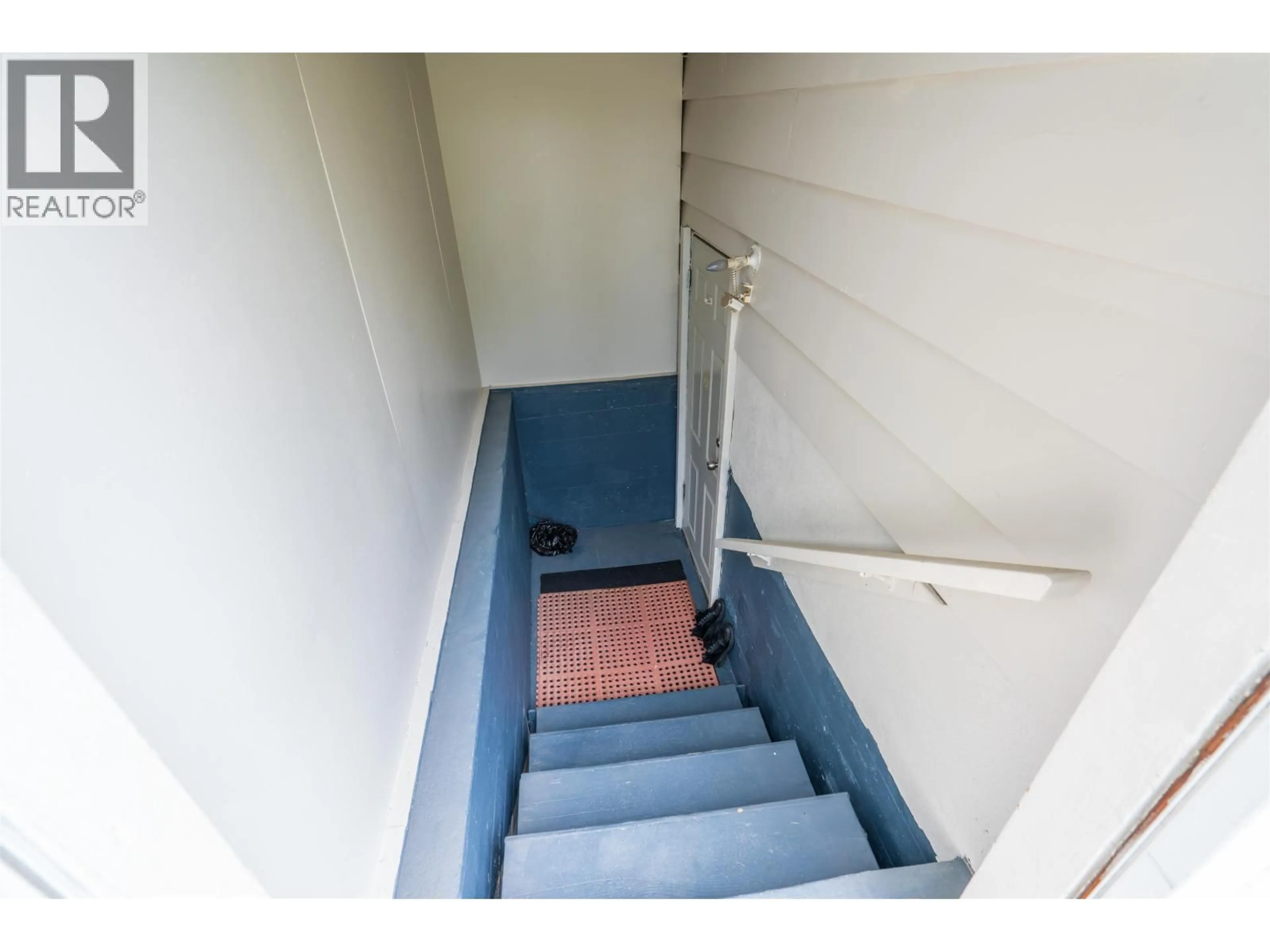 Stairs for 990 GILLETT STREET, Prince George British Columbia V2M2T9