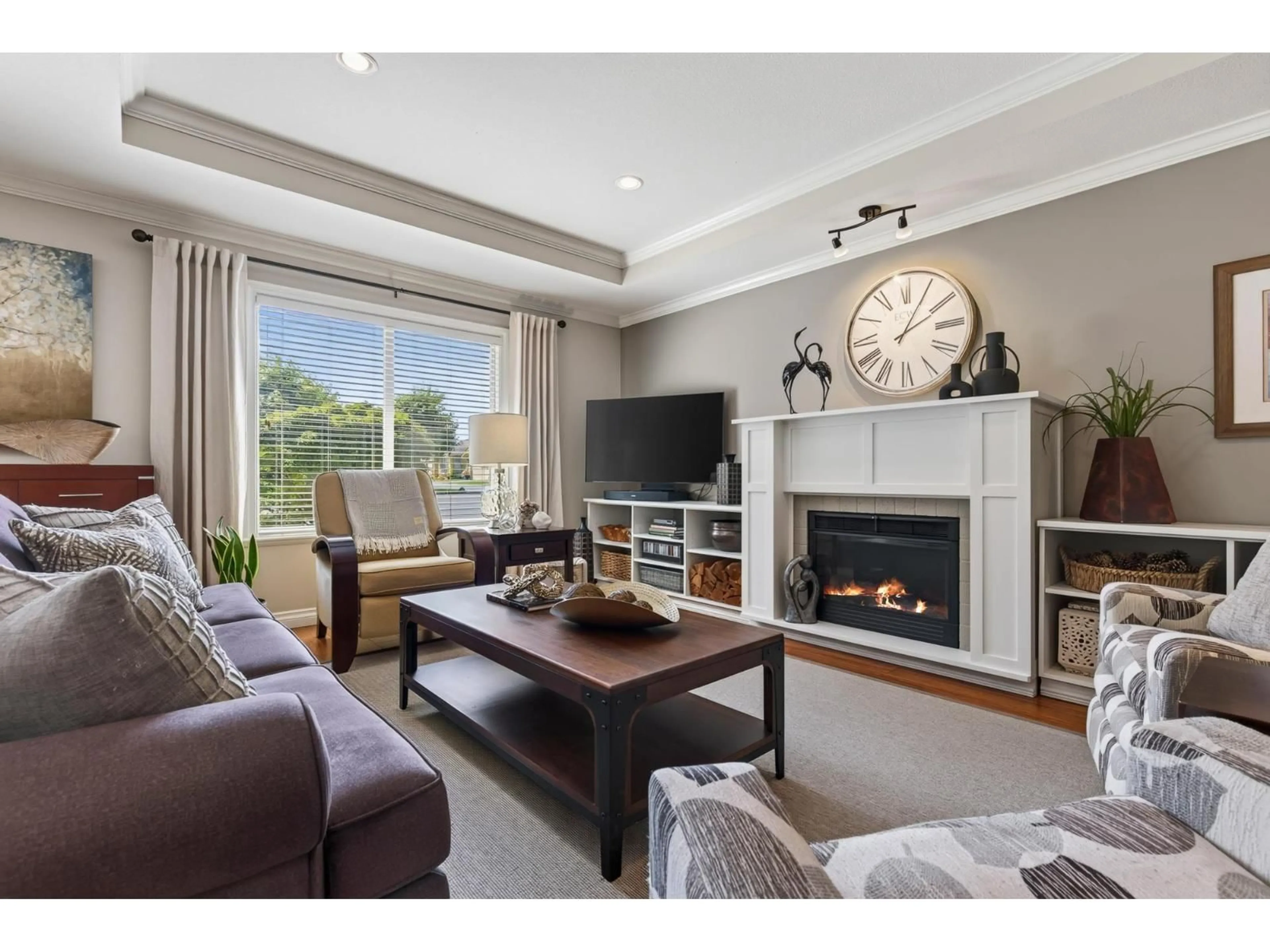 Living room with furniture, wood/laminate floor for 140 - 46000 THOMAS ROAD, Chilliwack British Columbia V2R5W6