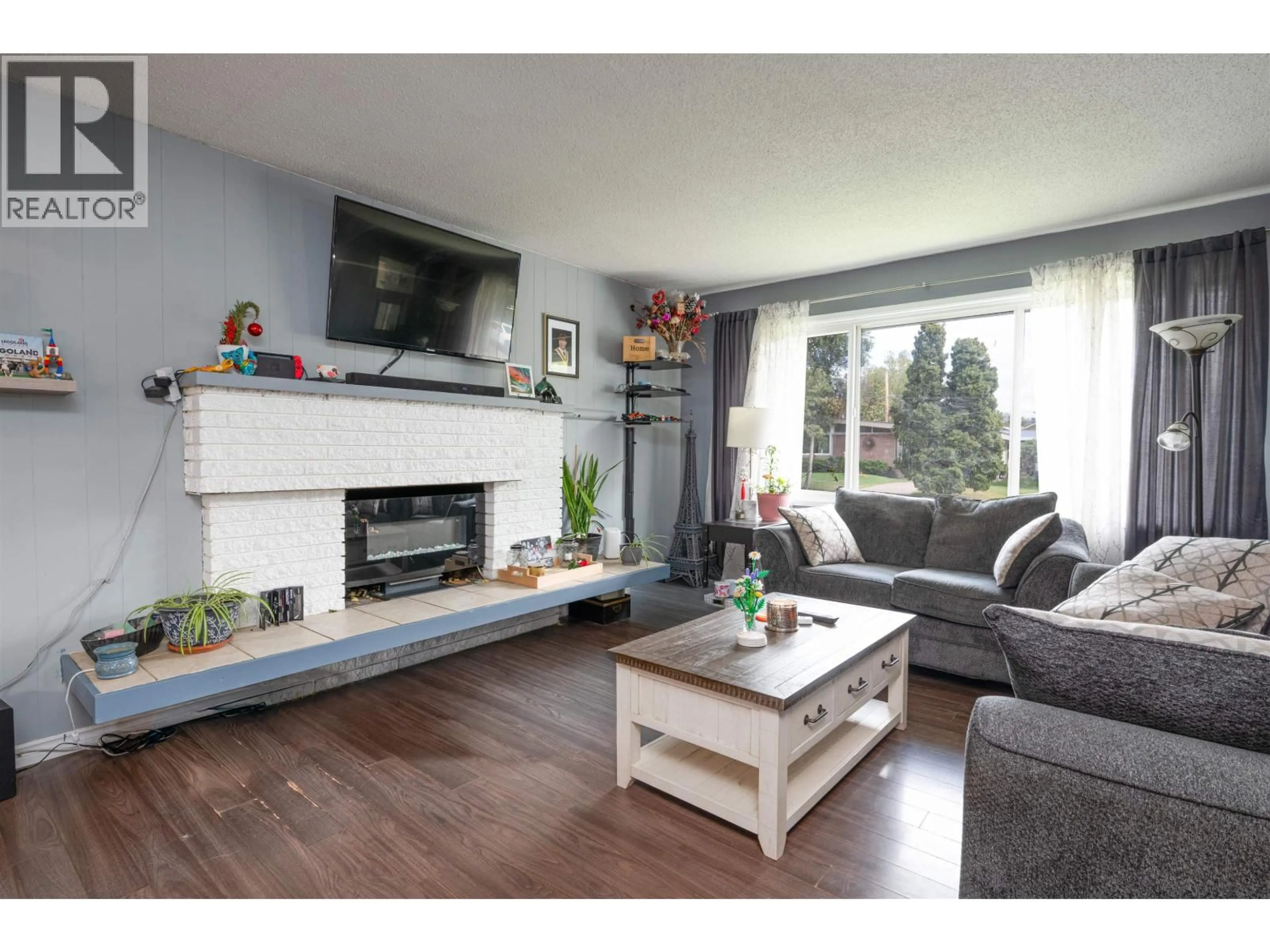 Living room with furniture, wood/laminate floor for 455 PATTERSON STREET, Prince George British Columbia V2M3J3