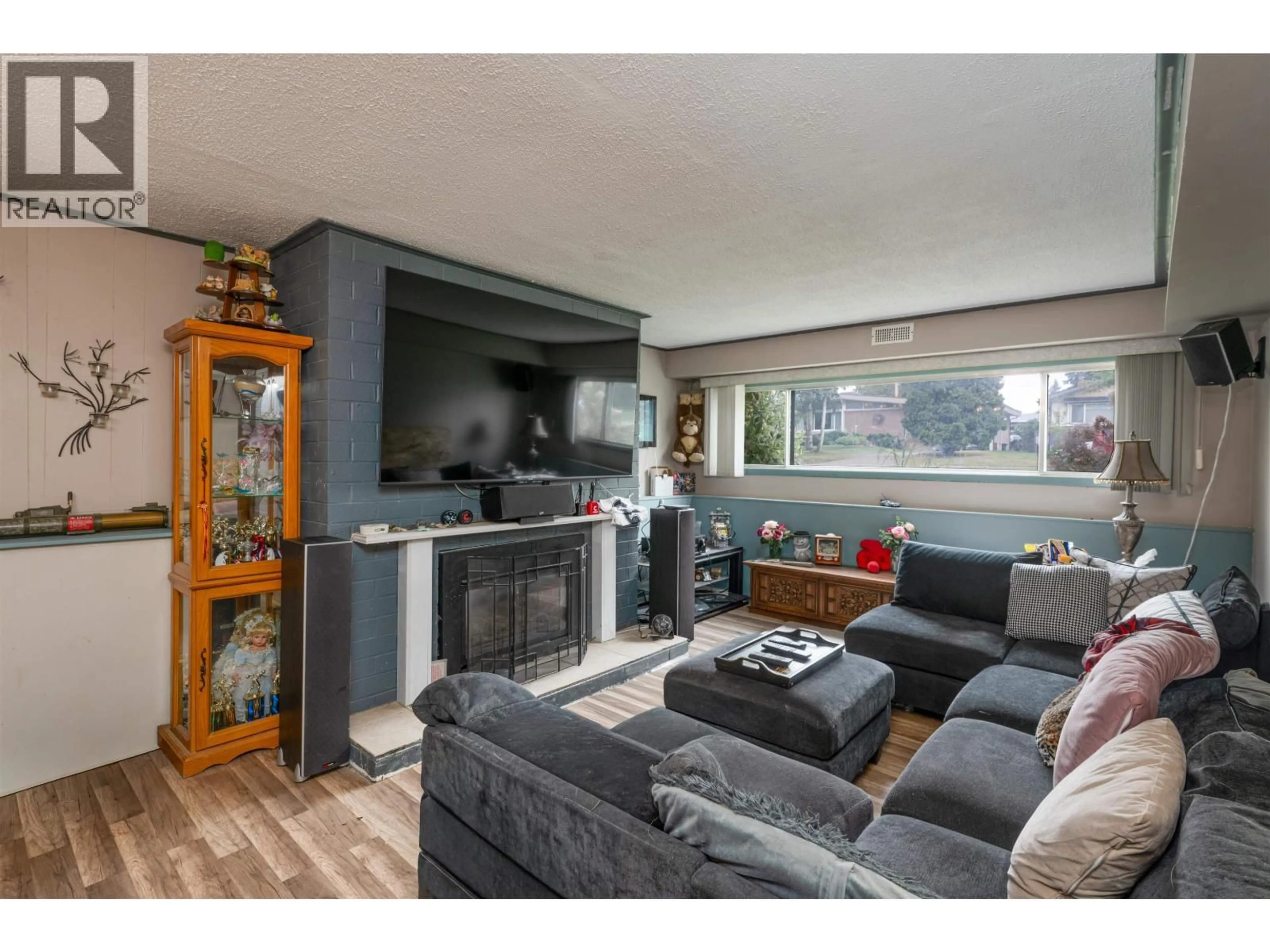 Living room with furniture, wood/laminate floor for 455 PATTERSON STREET, Prince George British Columbia V2M3J3