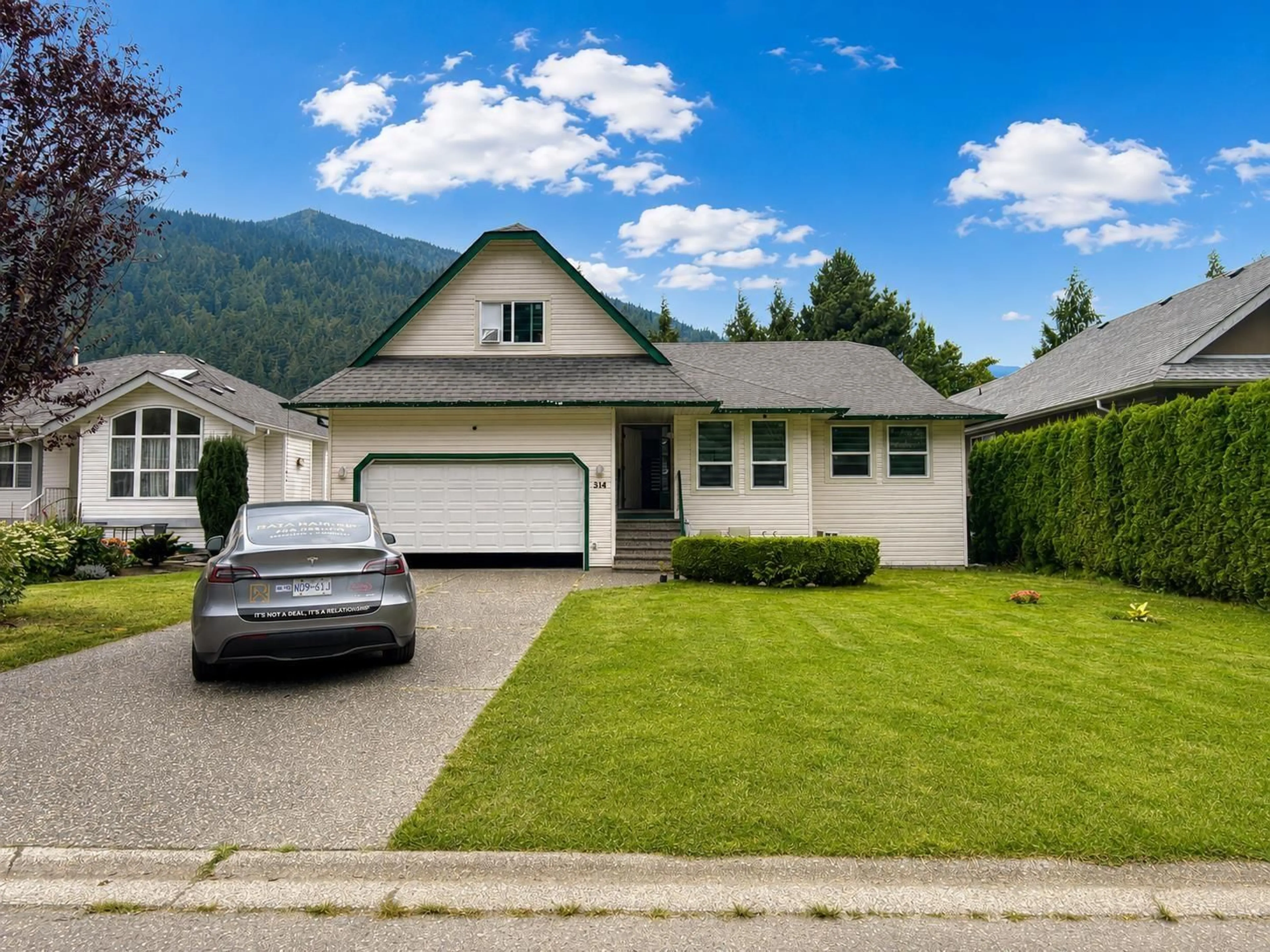Home with vinyl exterior material, mountain view for 314 MIAMI RIVER DRIVE, Harrison Hot Springs British Columbia V0M1K0