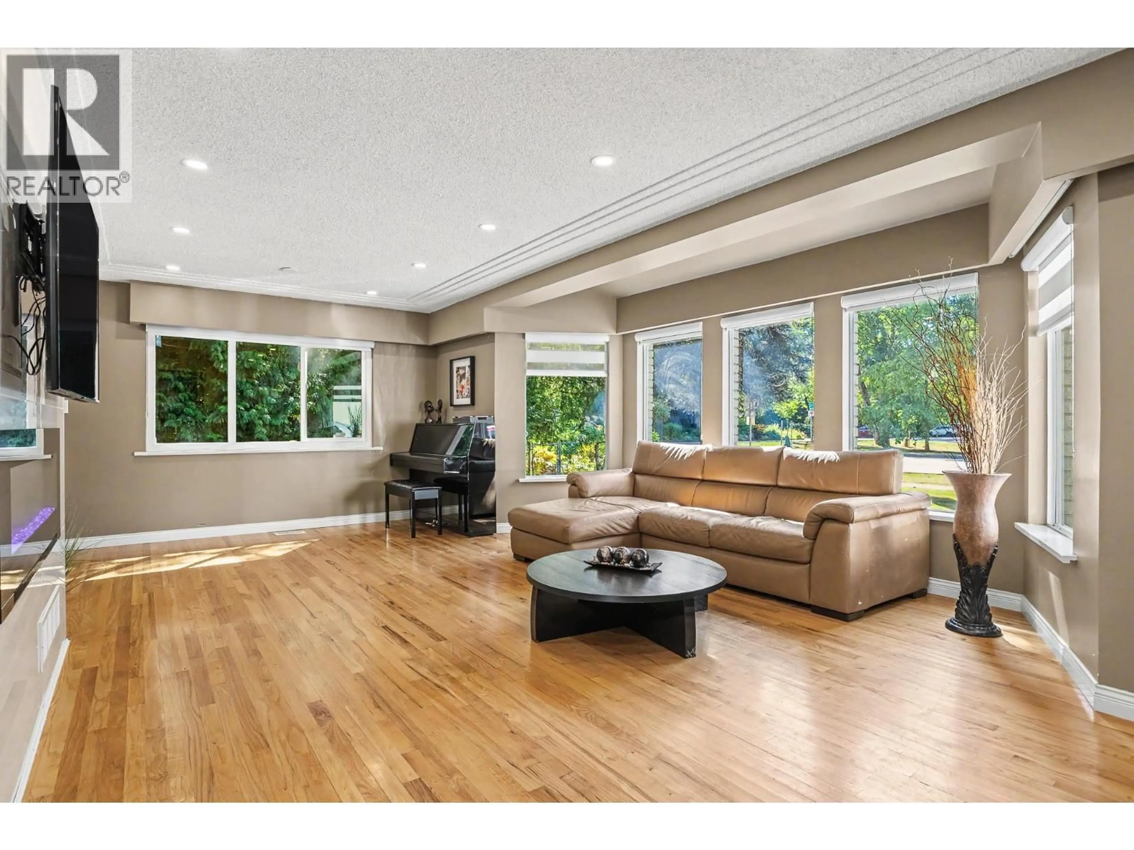Living room with furniture, wood/laminate floor for 677 GATENSBURY STREET, Coquitlam British Columbia V3J5G9