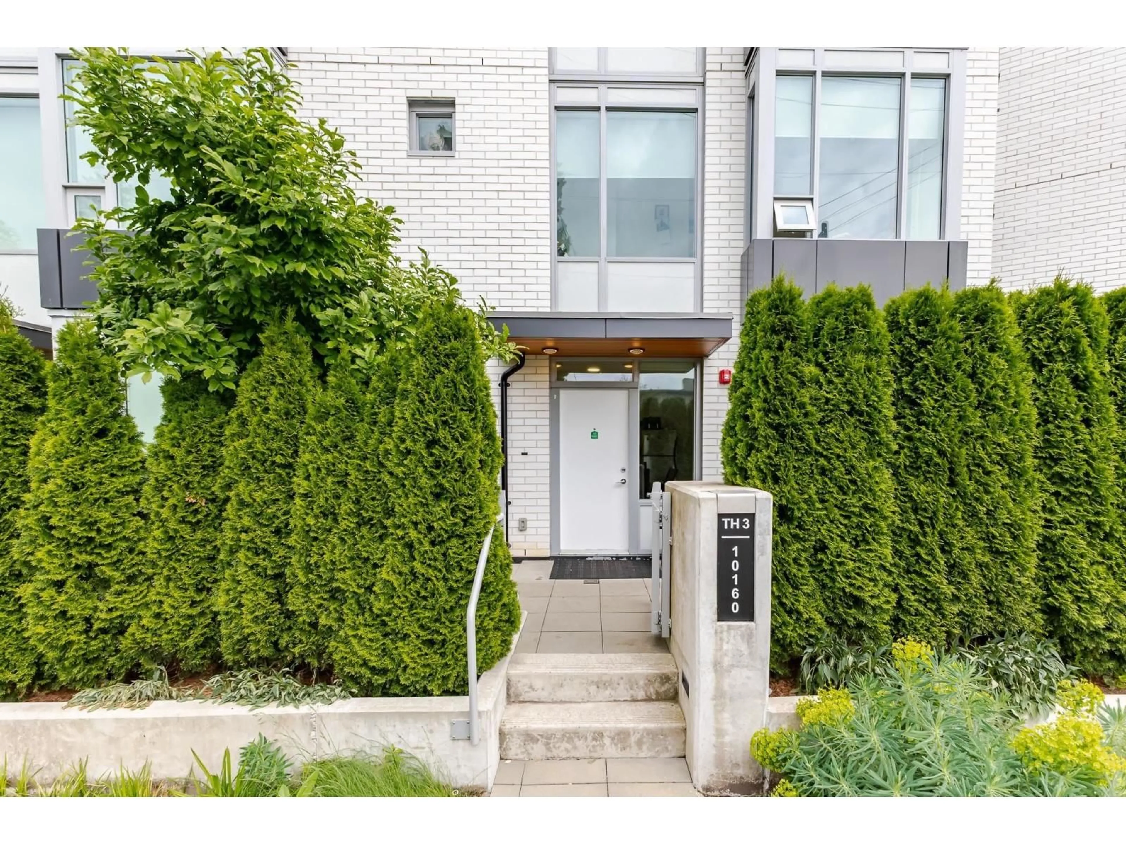 Indoor entryway for 3 - 10160 133 STREET, Surrey British Columbia V3T0S4