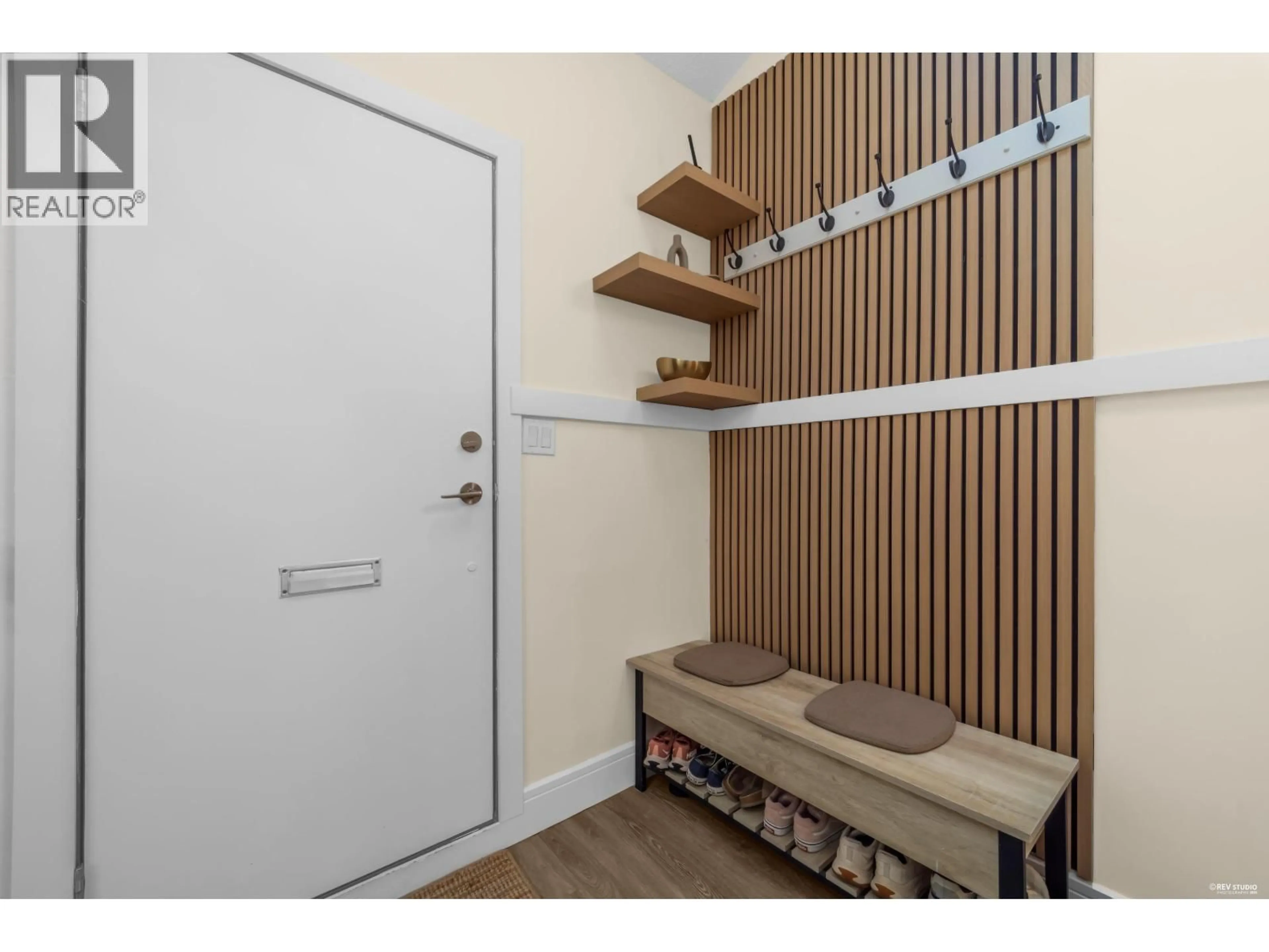 Indoor entryway for 2624 TRETHEWAY DRIVE, Burnaby British Columbia V5B4R8