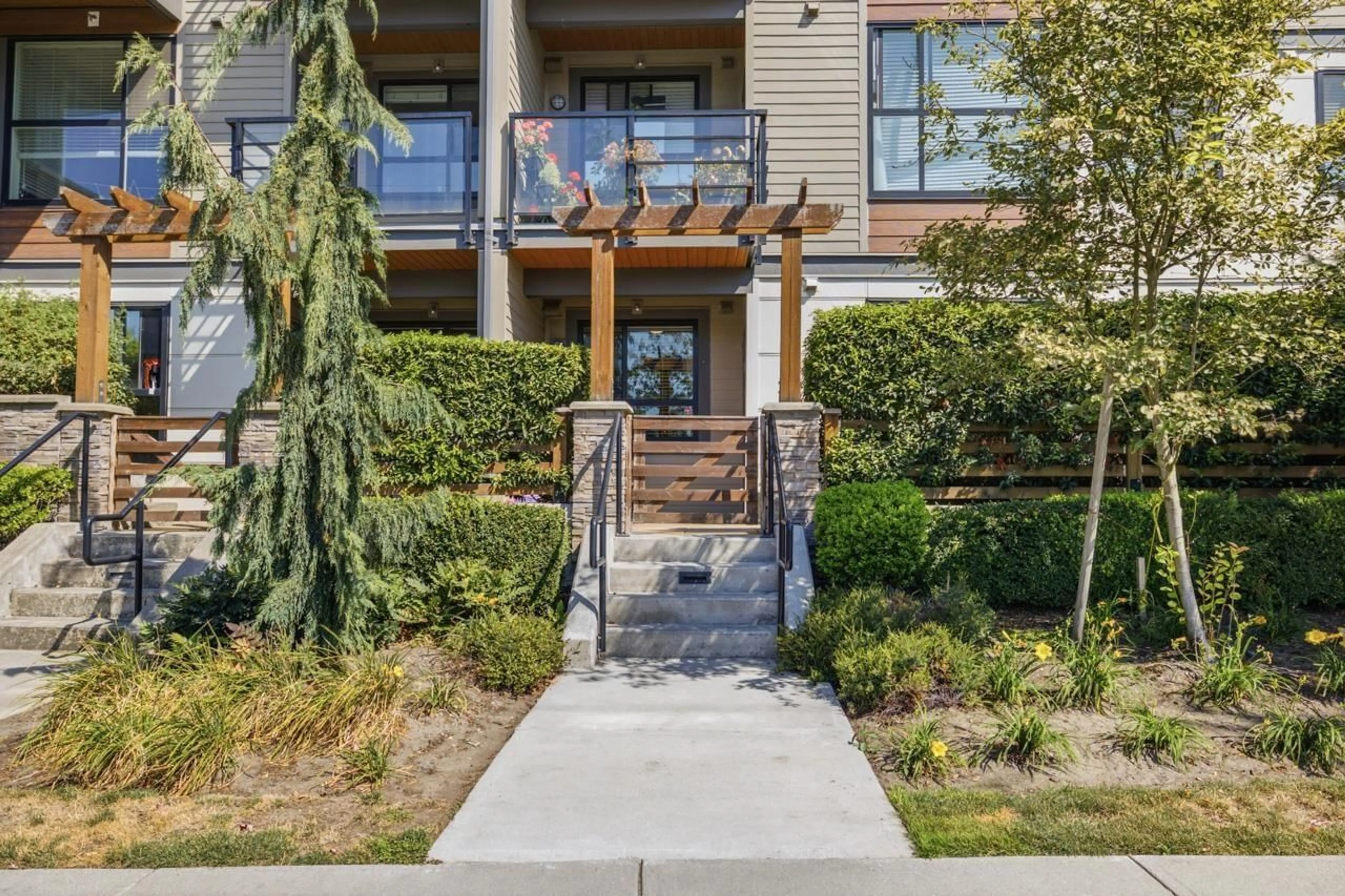 Patio, street for 114 - 7809 209 STREET, Langley British Columbia V2Y3N6