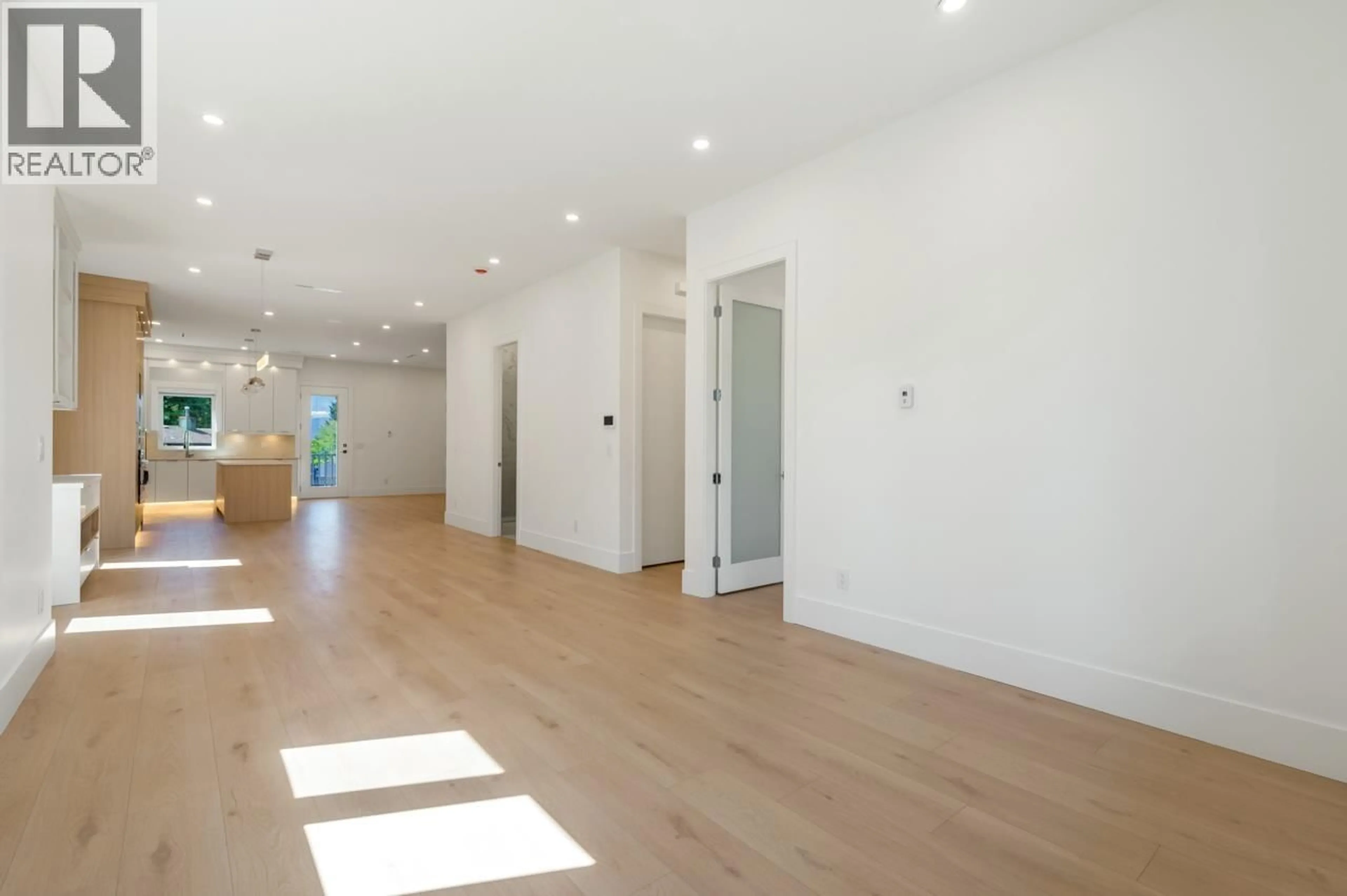 Indoor foyer for 1 - 6139 ASHWORTH AVENUE, Burnaby British Columbia V5E3T8