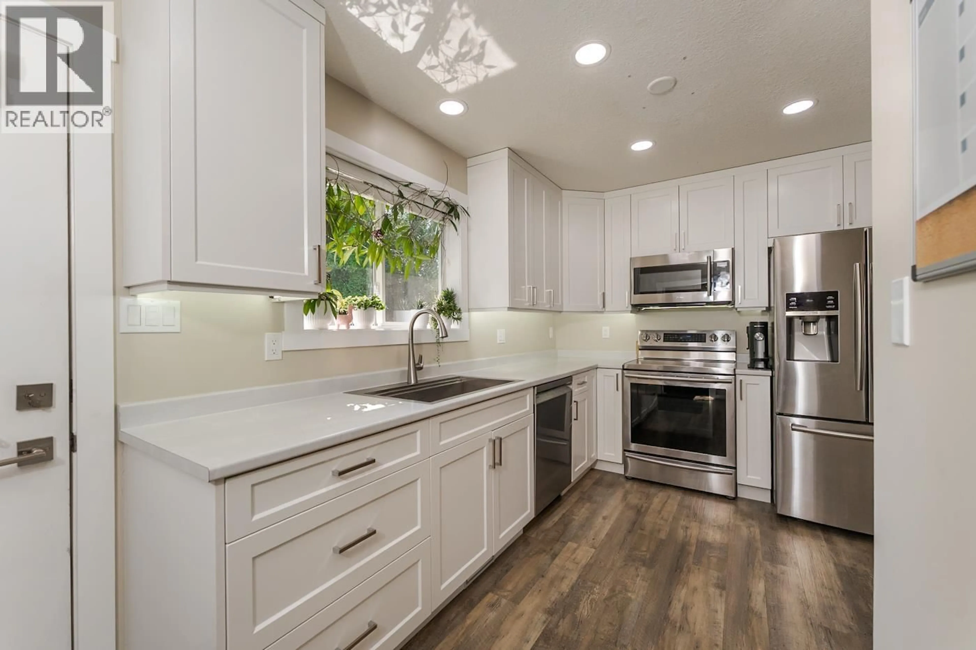 Contemporary kitchen, unknown for 6128 BERGER PLACE, Prince George British Columbia V2K4J3