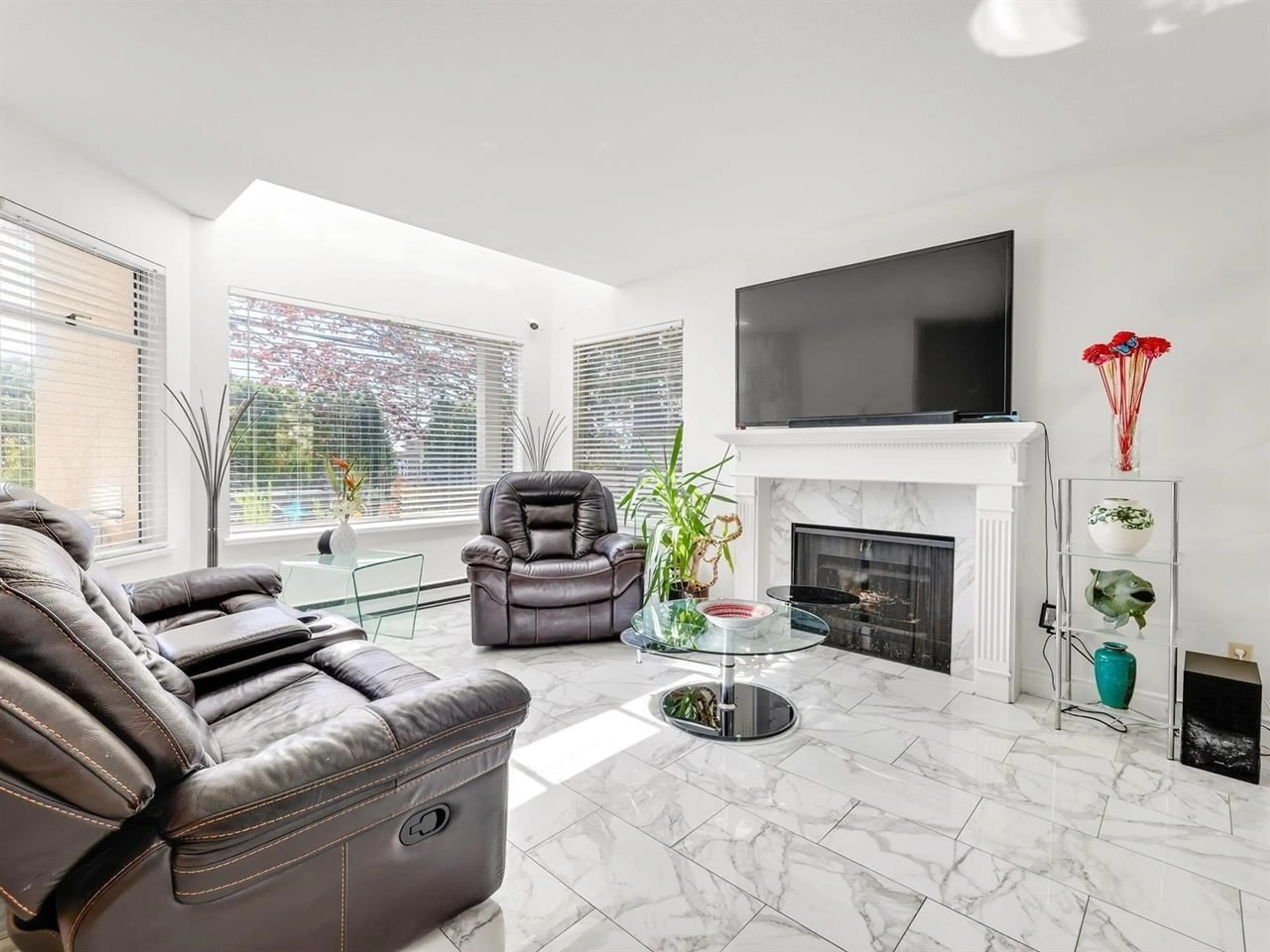 Living room with furniture, ceramic/tile floor for 101 - 1225 MERKLIN STREET, White Rock British Columbia V4B4B8