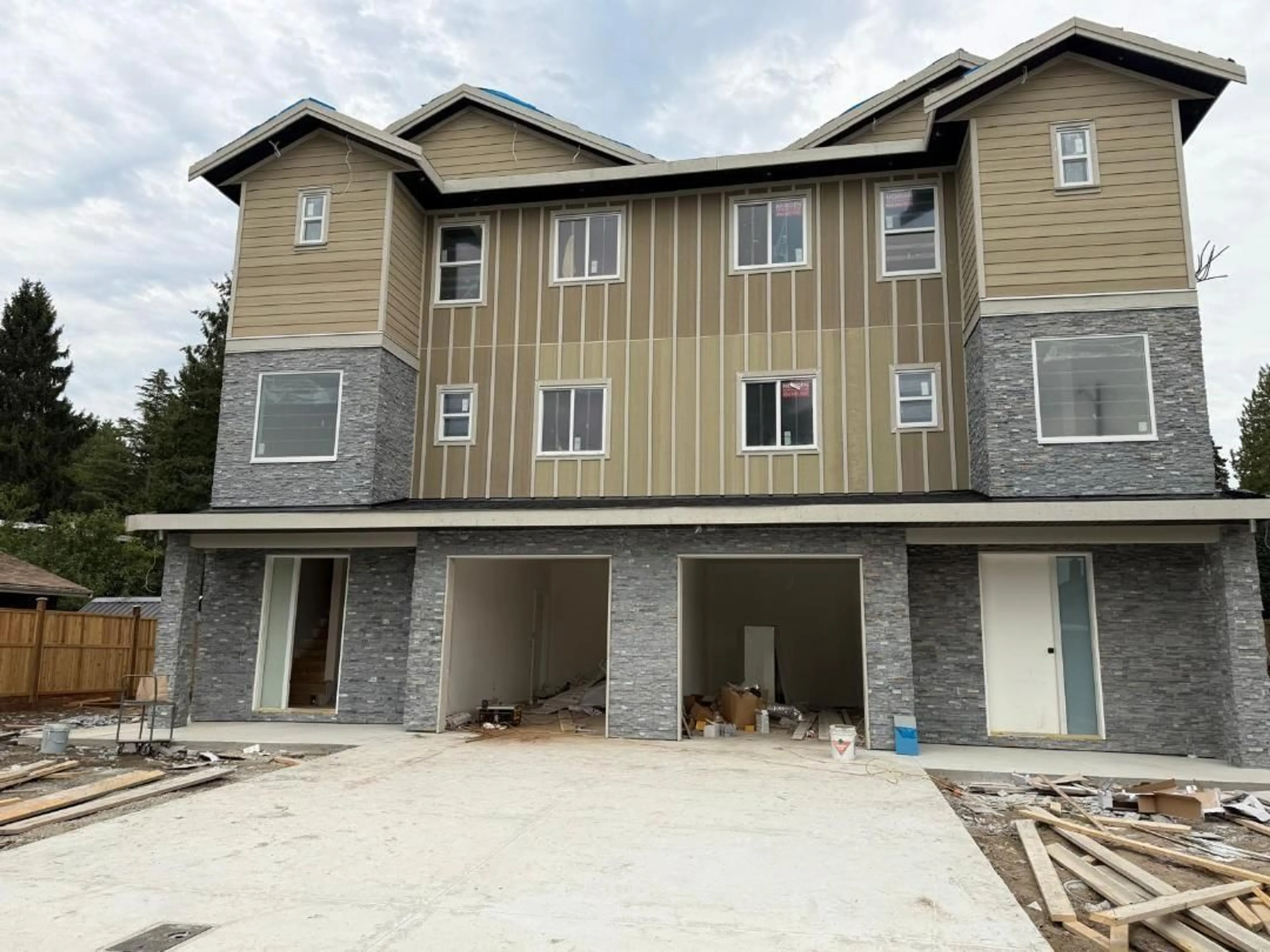 Home with vinyl exterior material, building for 101 - 9820 130 STREET, Surrey British Columbia V3T3L3