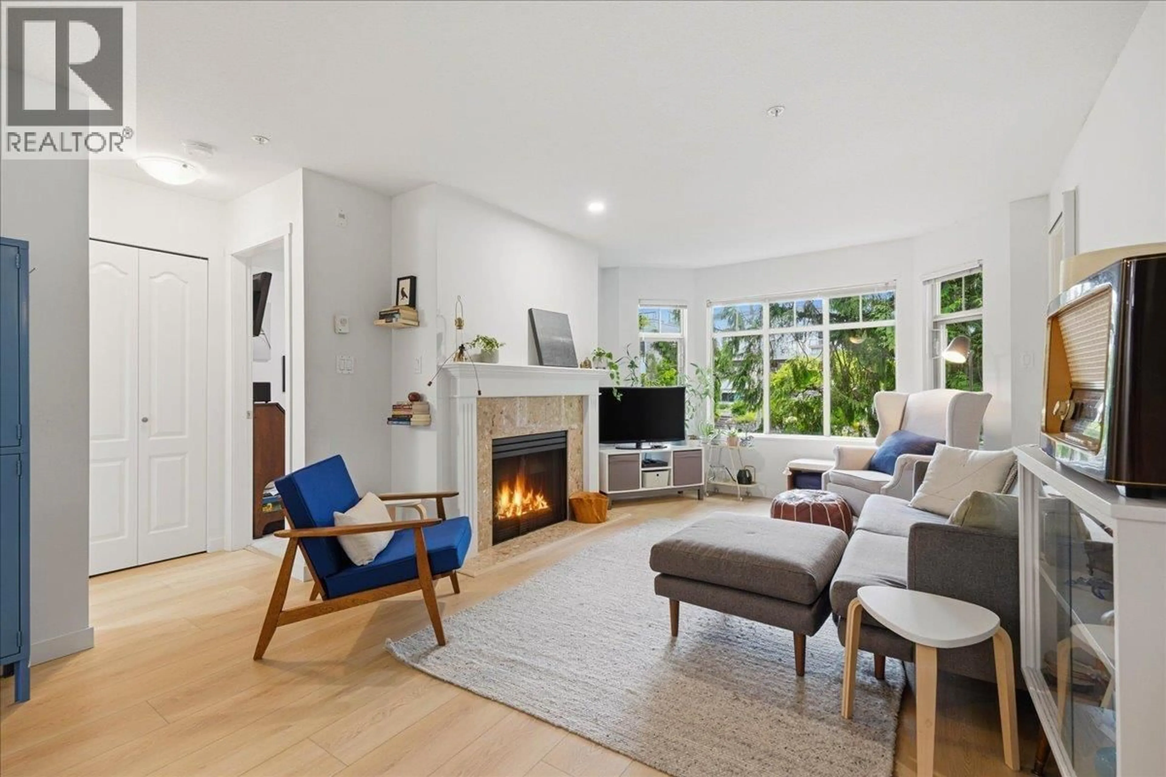 Living room with furniture, unknown for 411 - 2059 CHESTERFIELD AVENUE, North Vancouver British Columbia V7M2P4