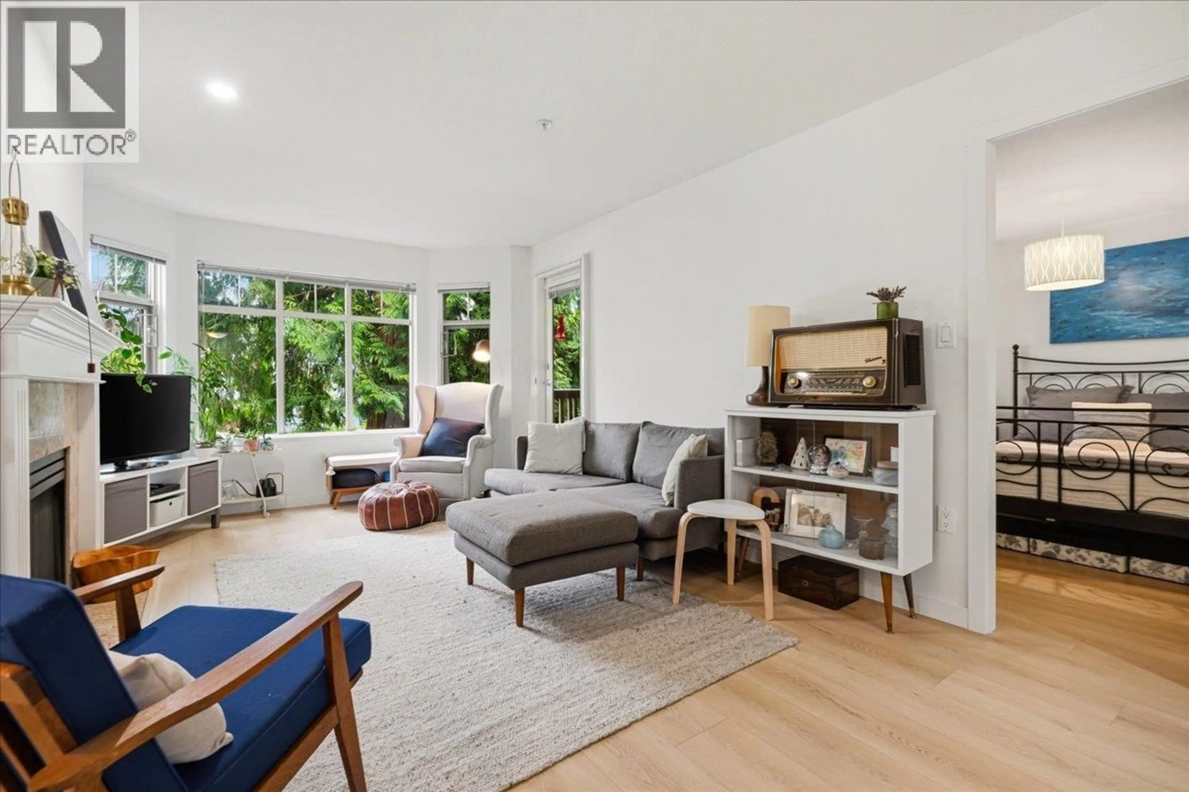 Living room with furniture, unknown for 411 - 2059 CHESTERFIELD AVENUE, North Vancouver British Columbia V7M2P4