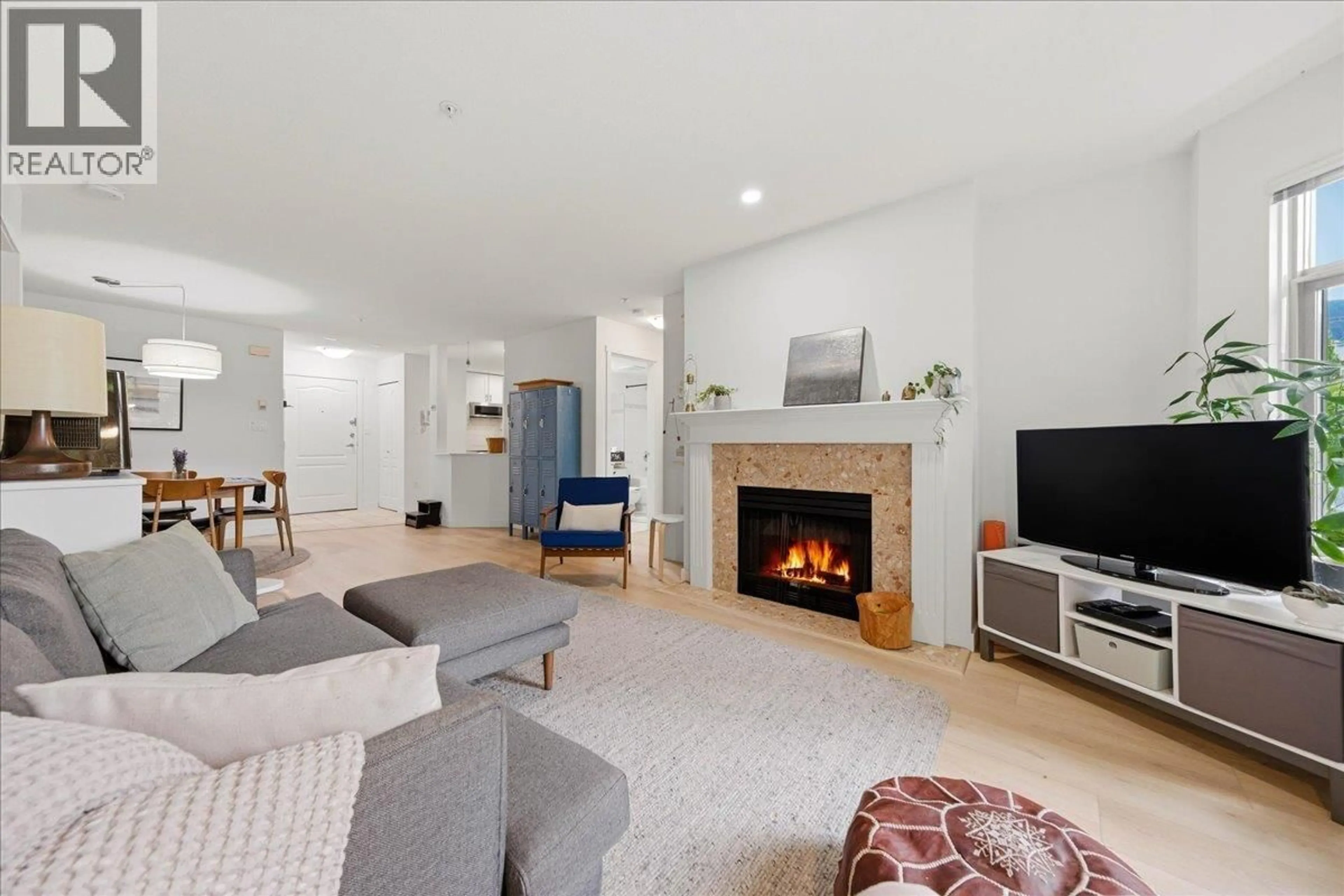 Living room with furniture, unknown for 411 - 2059 CHESTERFIELD AVENUE, North Vancouver British Columbia V7M2P4