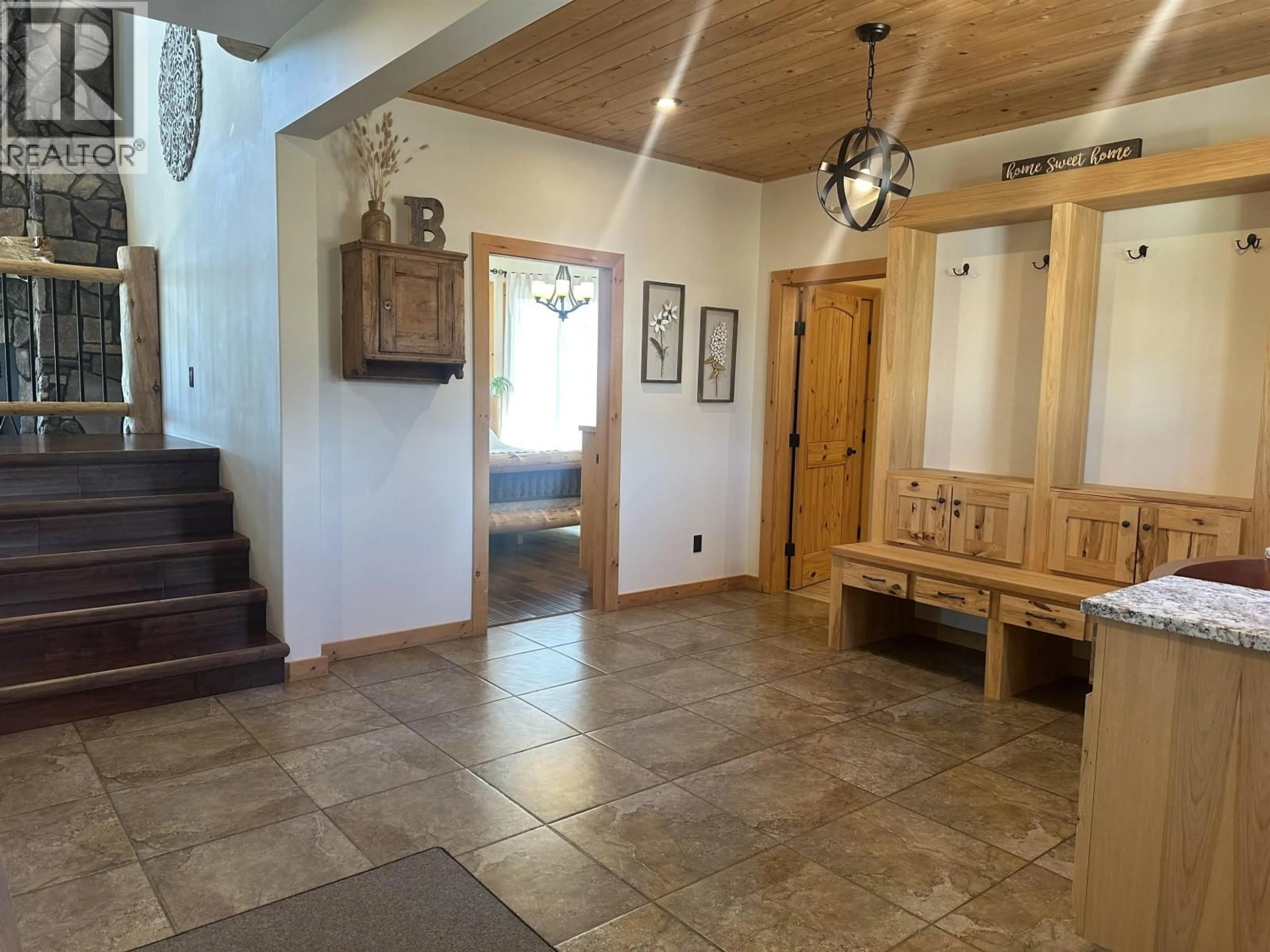 Indoor foyer for 16767 277 ROAD, Fort St. John British Columbia V0C1Y0