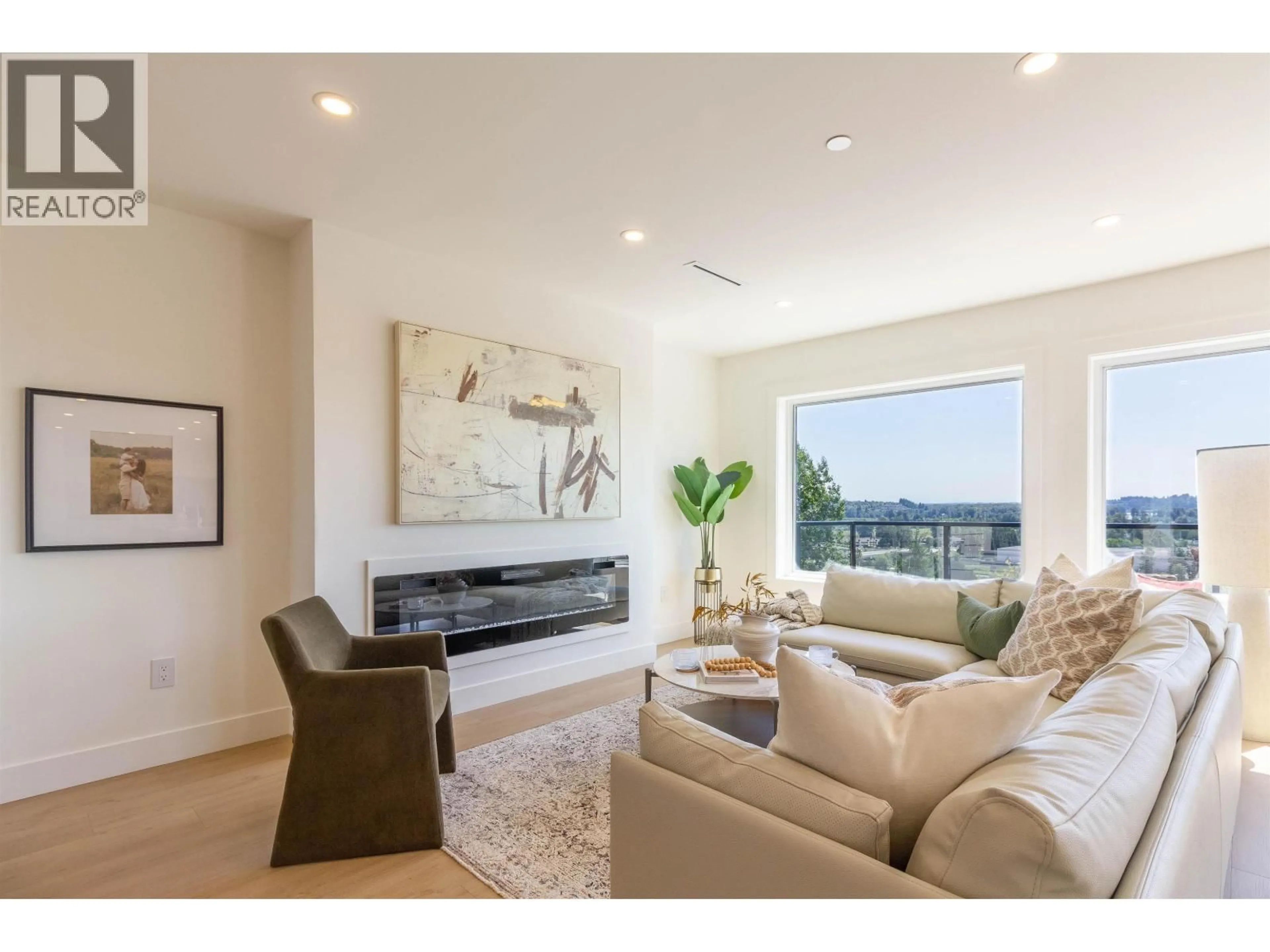 Living room with furniture, unknown for 2256 MONASHEE COURT, Coquitlam British Columbia V3K6P7