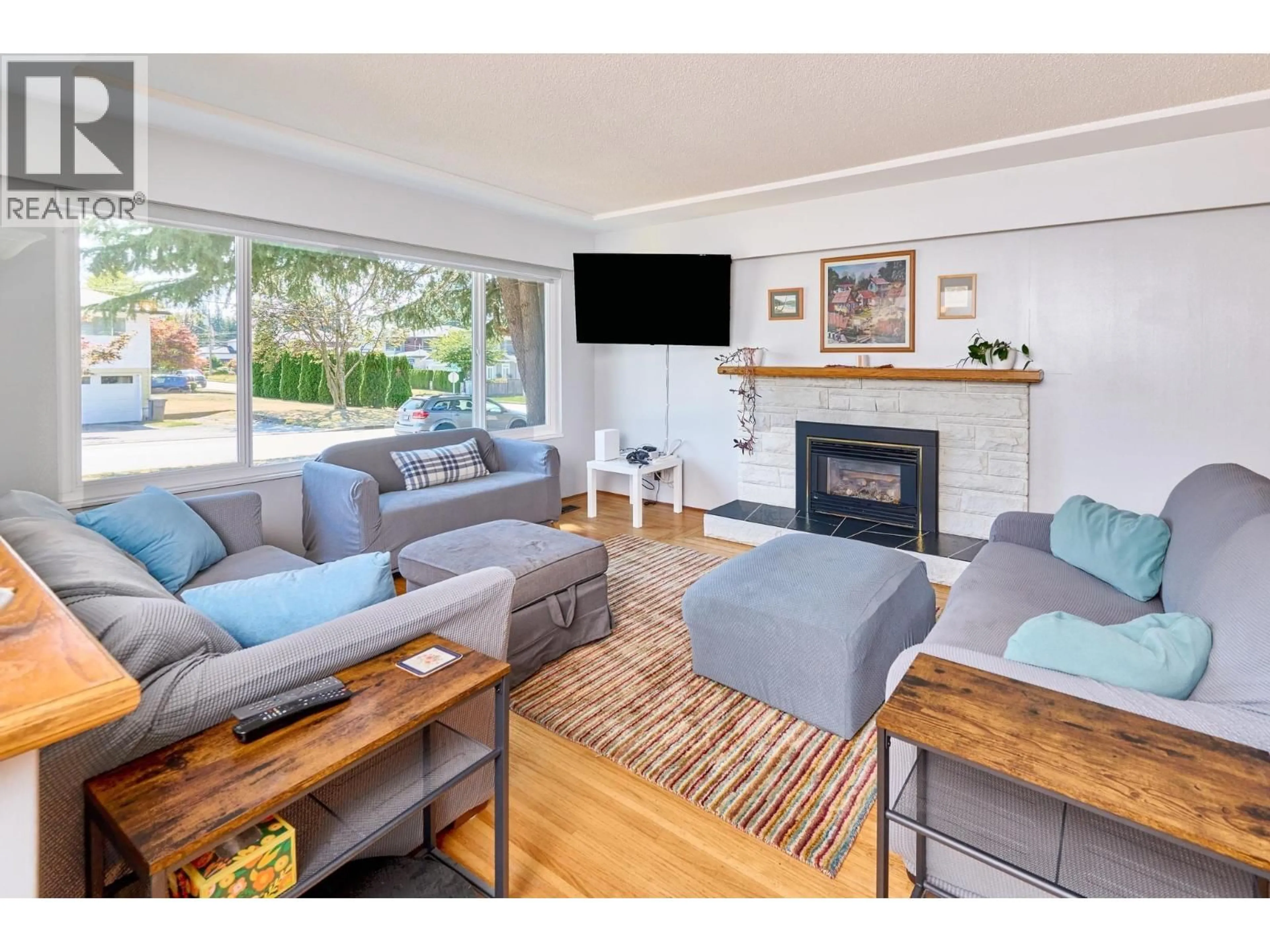Living room with furniture, wood/laminate floor for 1339 BRISBANE AVENUE, Coquitlam British Columbia V3J5L2