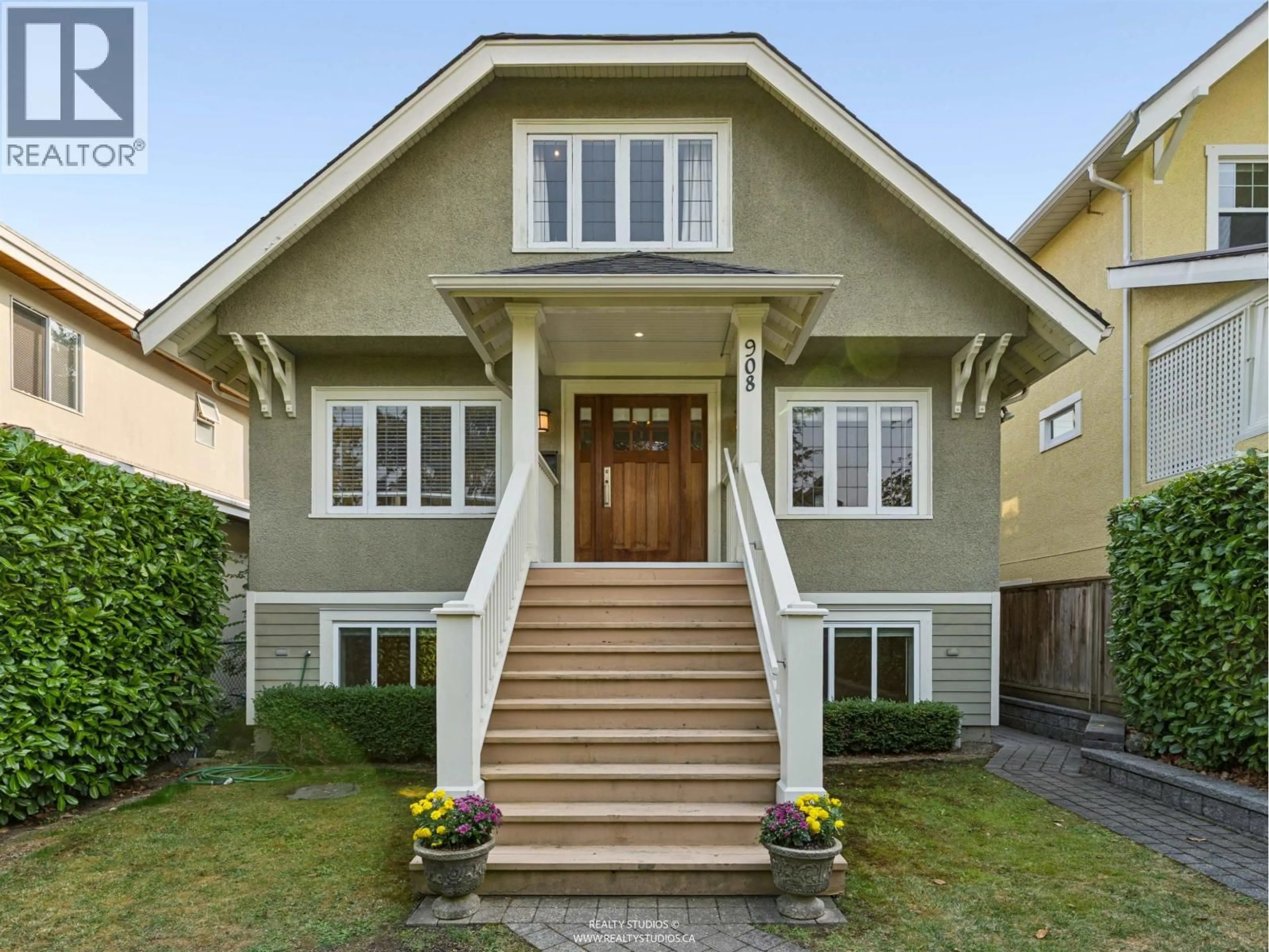 Home with vinyl exterior material, street for 908 21ST AVENUE, Vancouver British Columbia V5Z1Z1