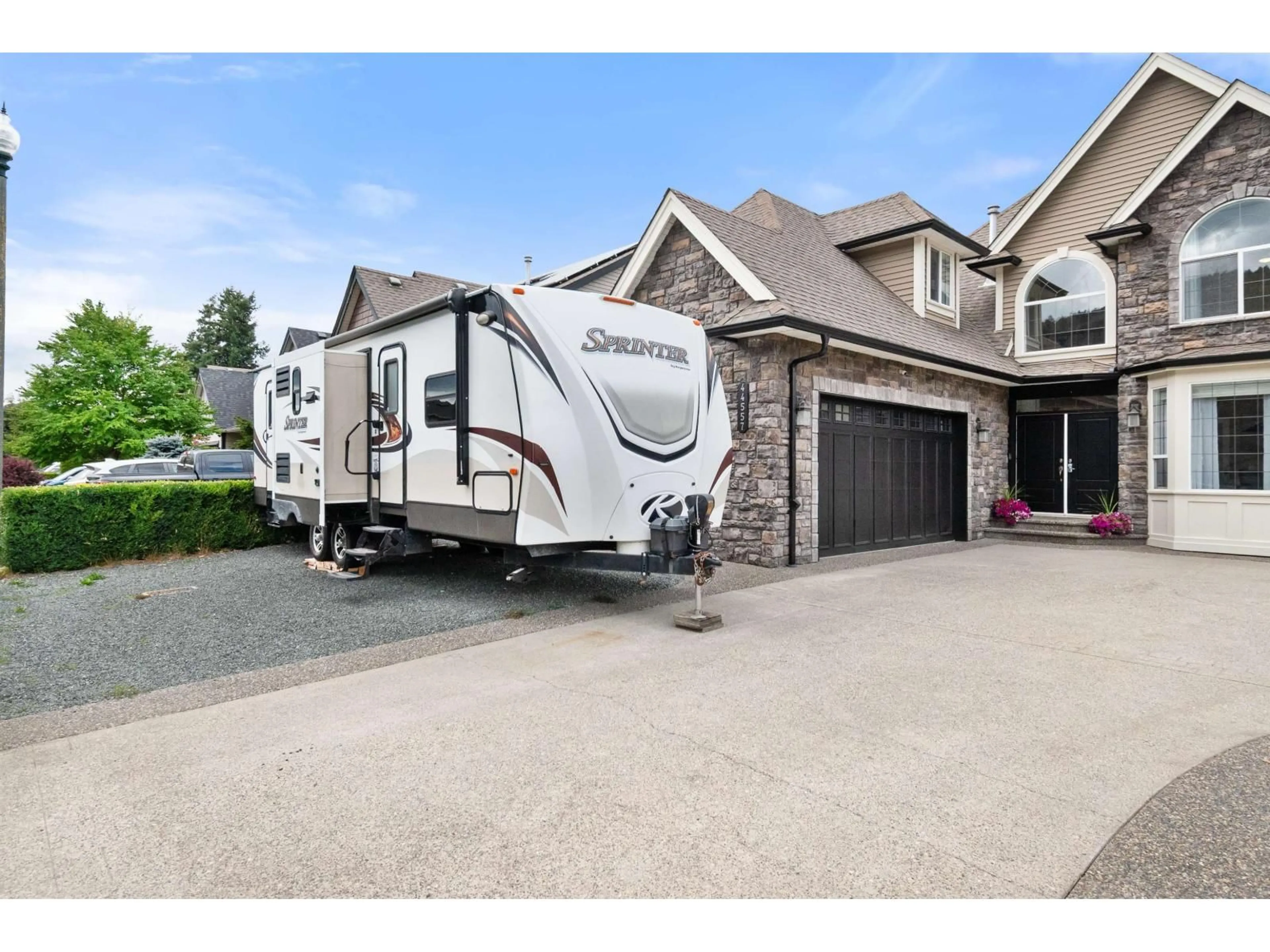 Home with vinyl exterior material, street for 44557 BAYSHORE AVENUE, Chilliwack British Columbia V2R0A6