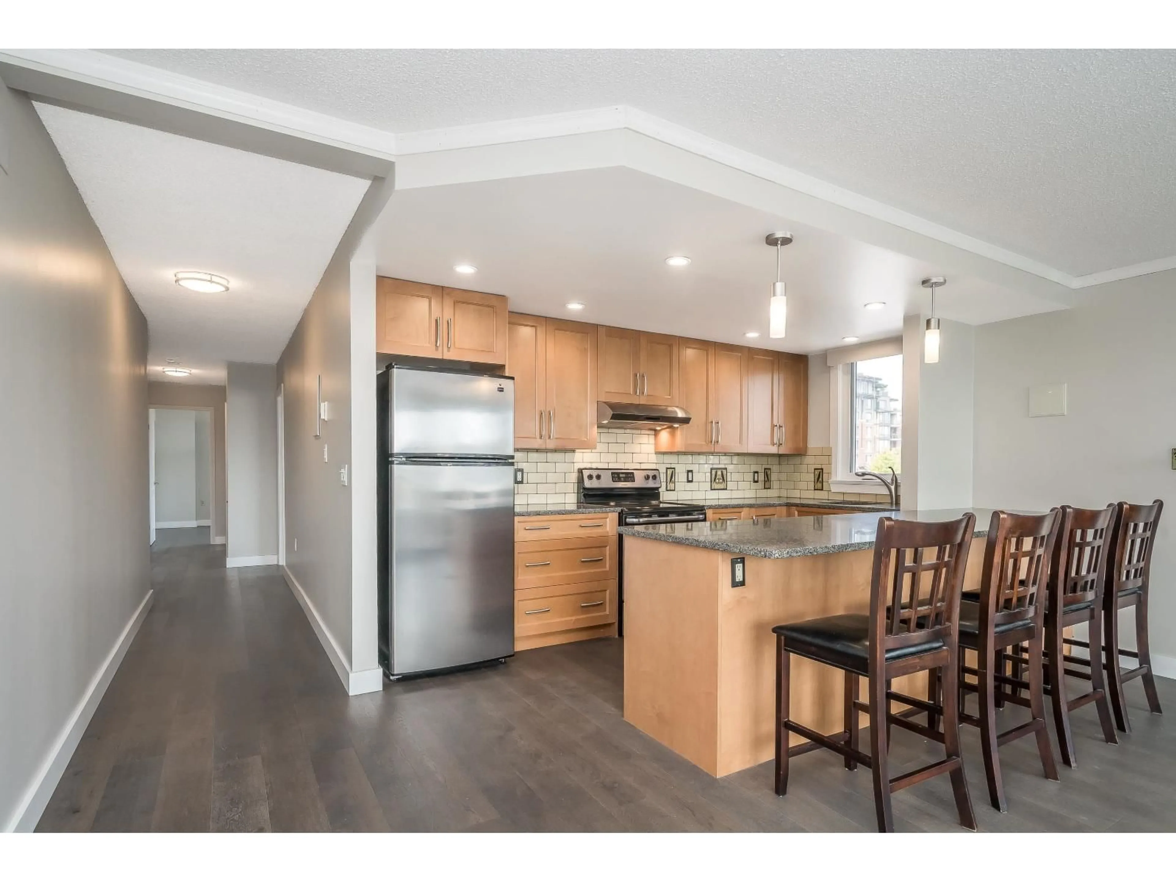 Open concept kitchen, wood/laminate floor for 412 - 15111 RUSSELL AVENUE, White Rock British Columbia V4B2P4