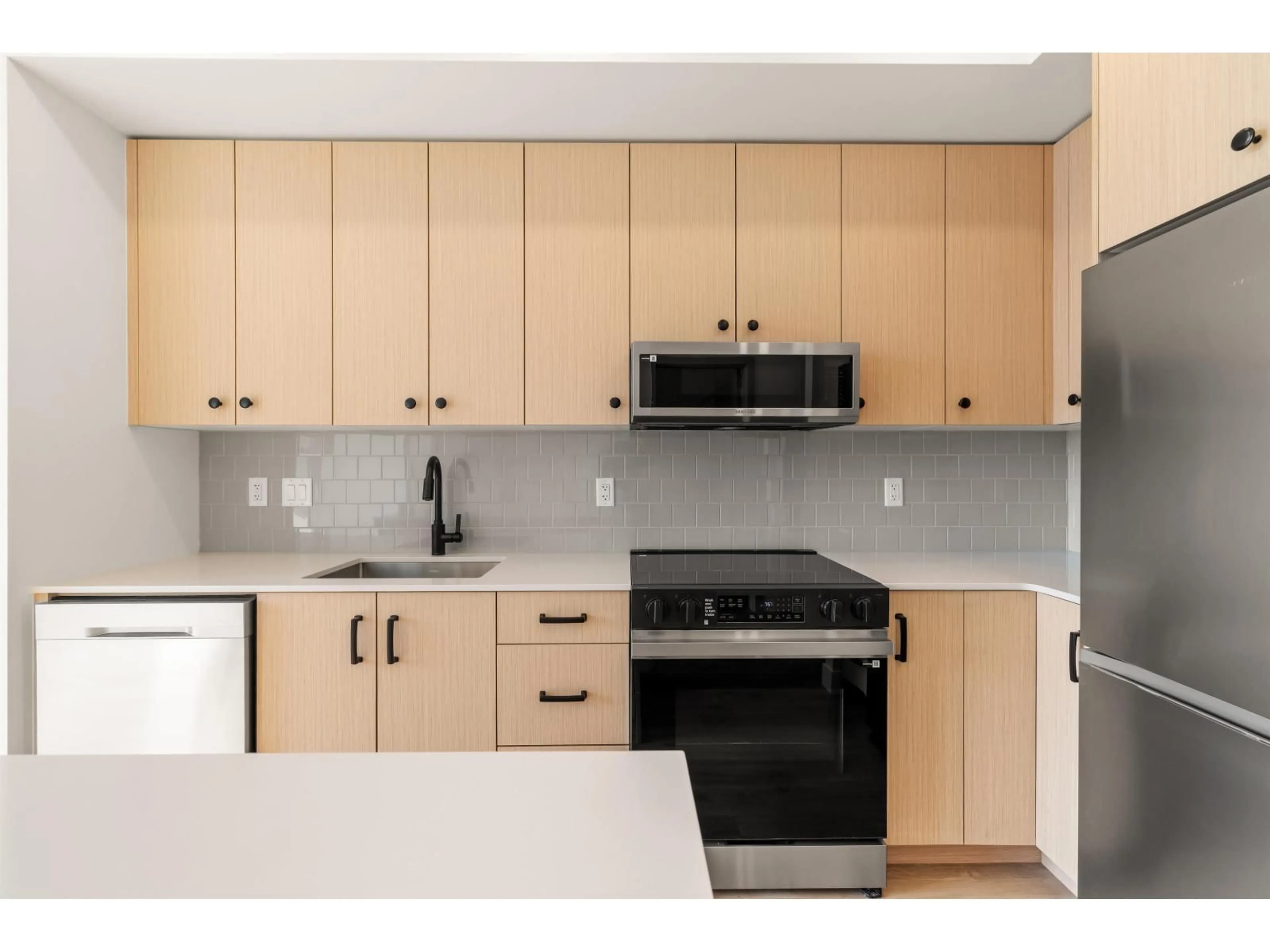 Standard kitchen, wood/laminate floor for 505 - 32528 SIMON AVENUE, Abbotsford British Columbia V0V0V0