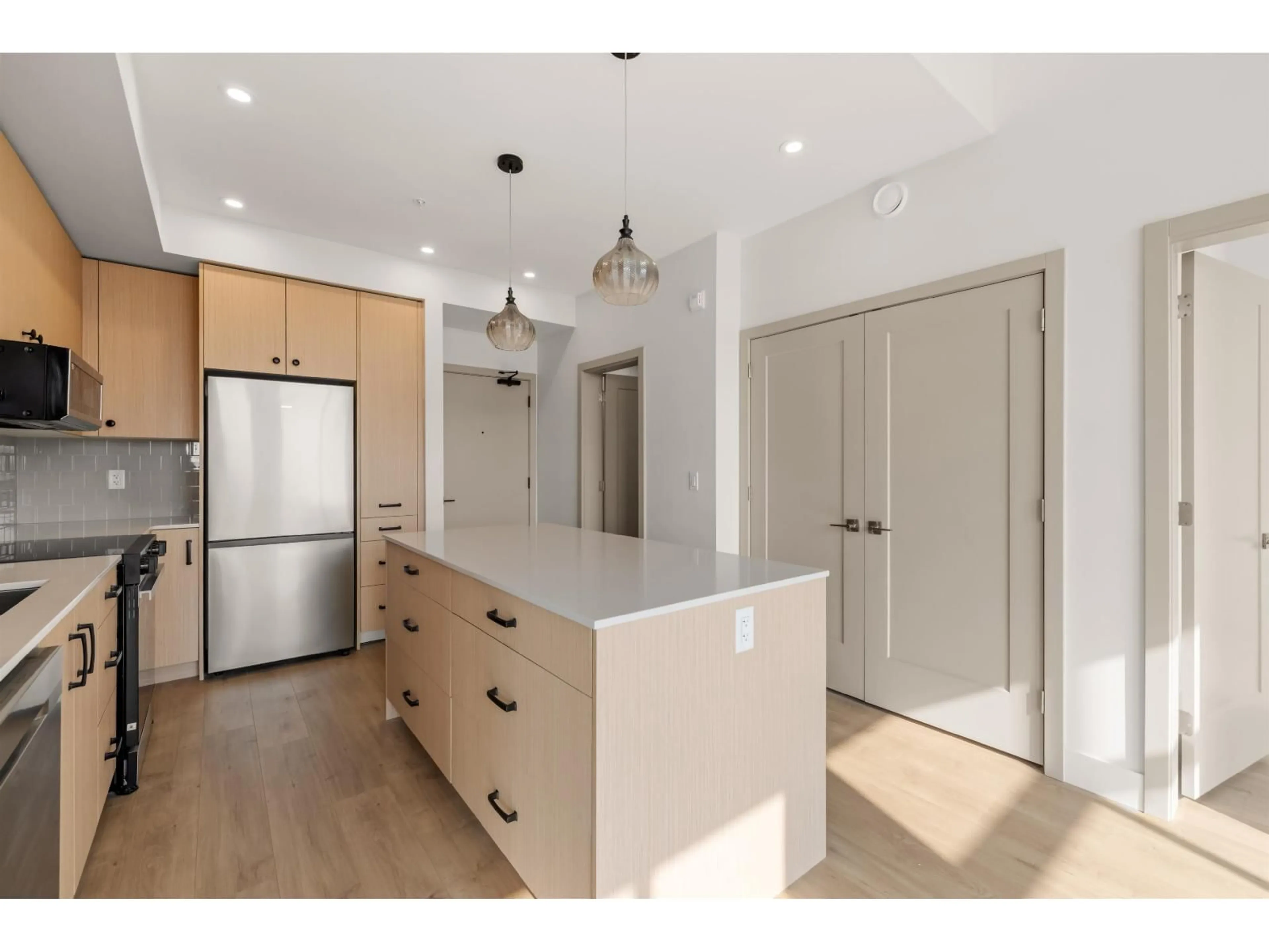 Open concept kitchen, wood/laminate floor for 505 - 32528 SIMON AVENUE, Abbotsford British Columbia V0V0V0