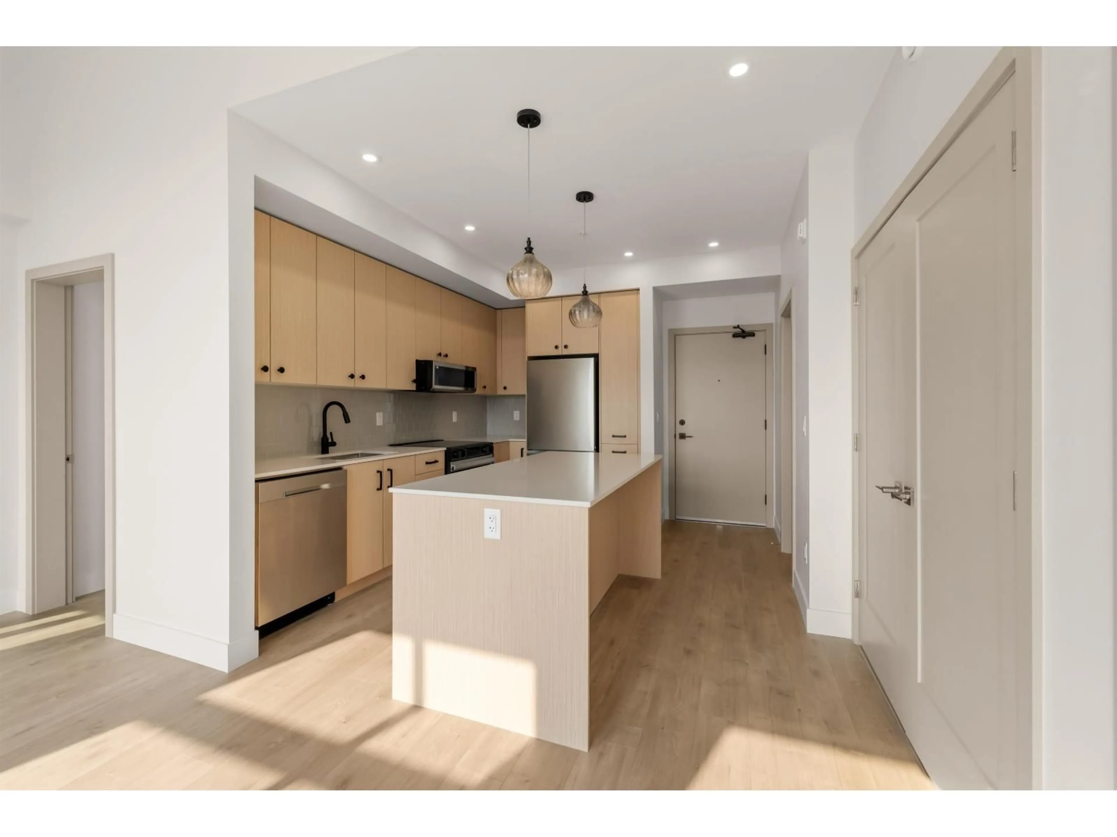 Open concept kitchen, wood/laminate floor for 505 - 32528 SIMON AVENUE, Abbotsford British Columbia V0V0V0