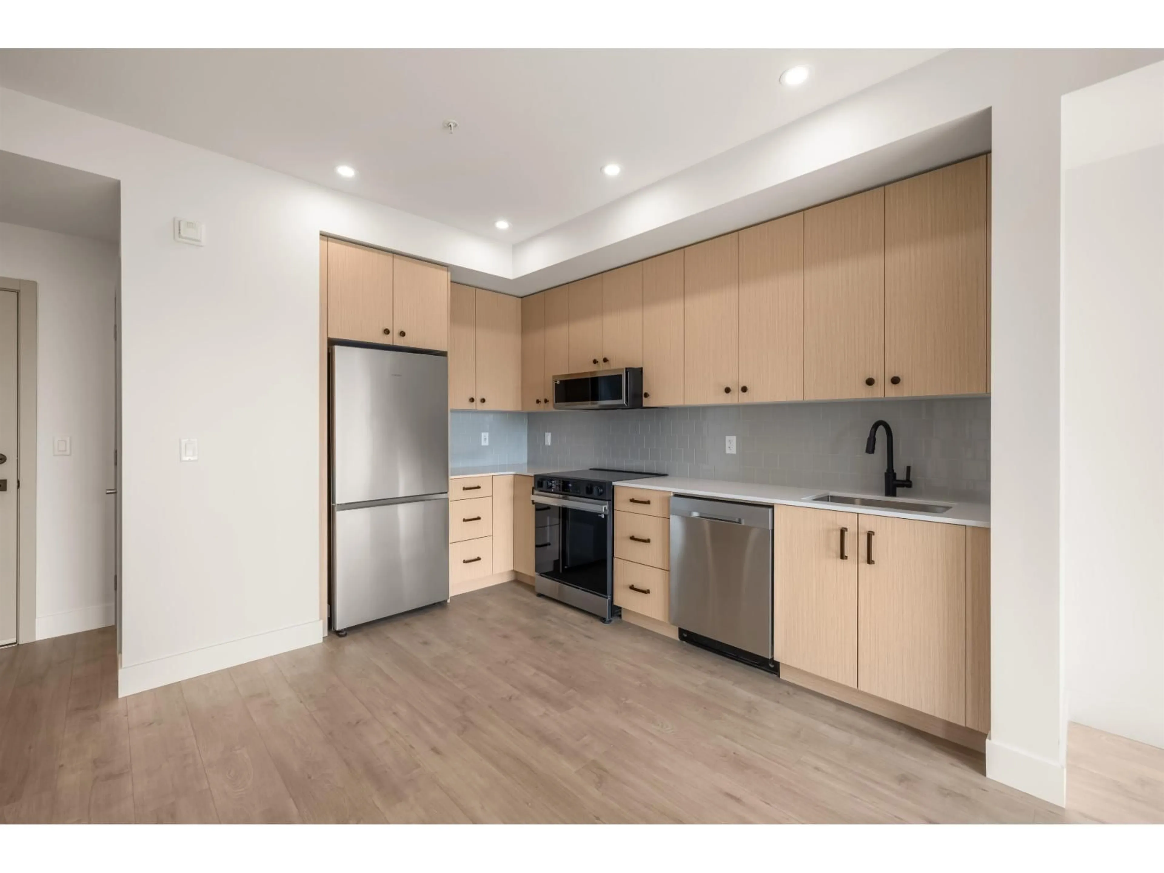 Standard kitchen, wood/laminate floor for 311 - 32528 SIMON AVENUE, Abbotsford British Columbia V0V0V0
