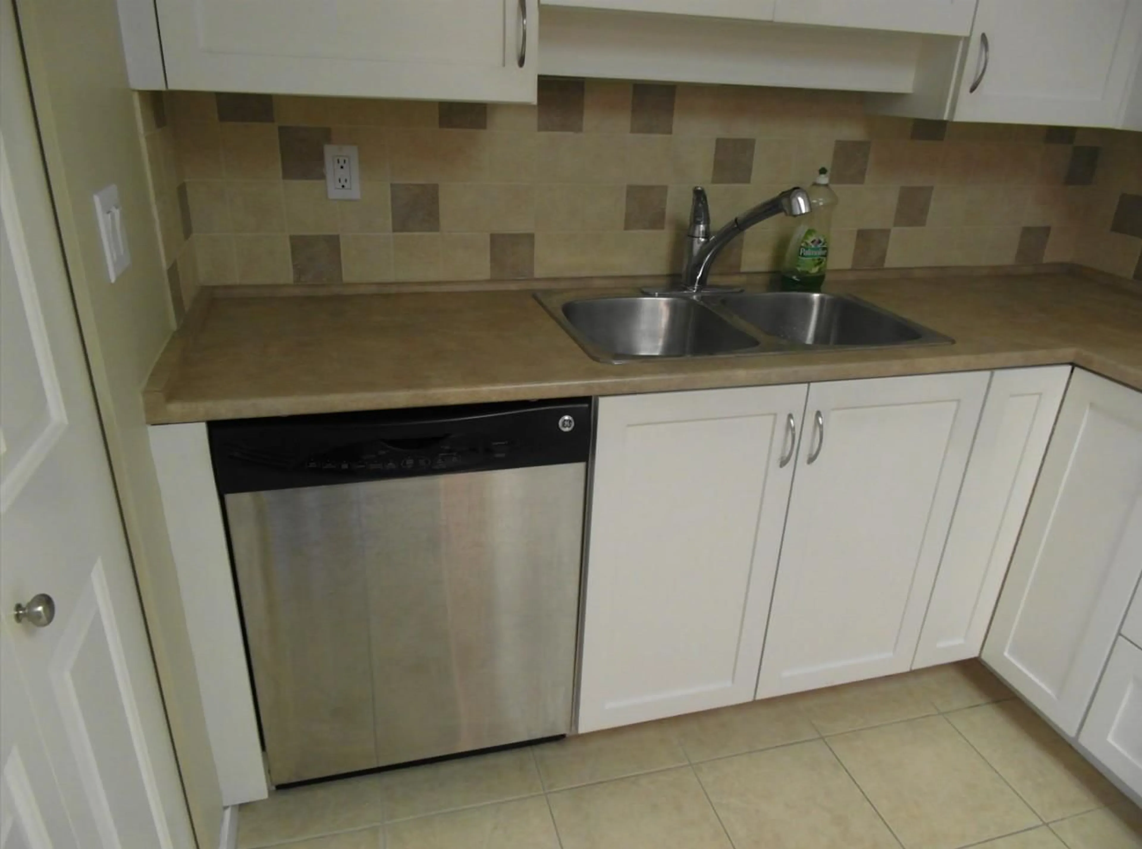 Standard kitchen, ceramic/tile floor for 504 - 2700 MCCALLUM ROAD, Abbotsford British Columbia V2S6X9