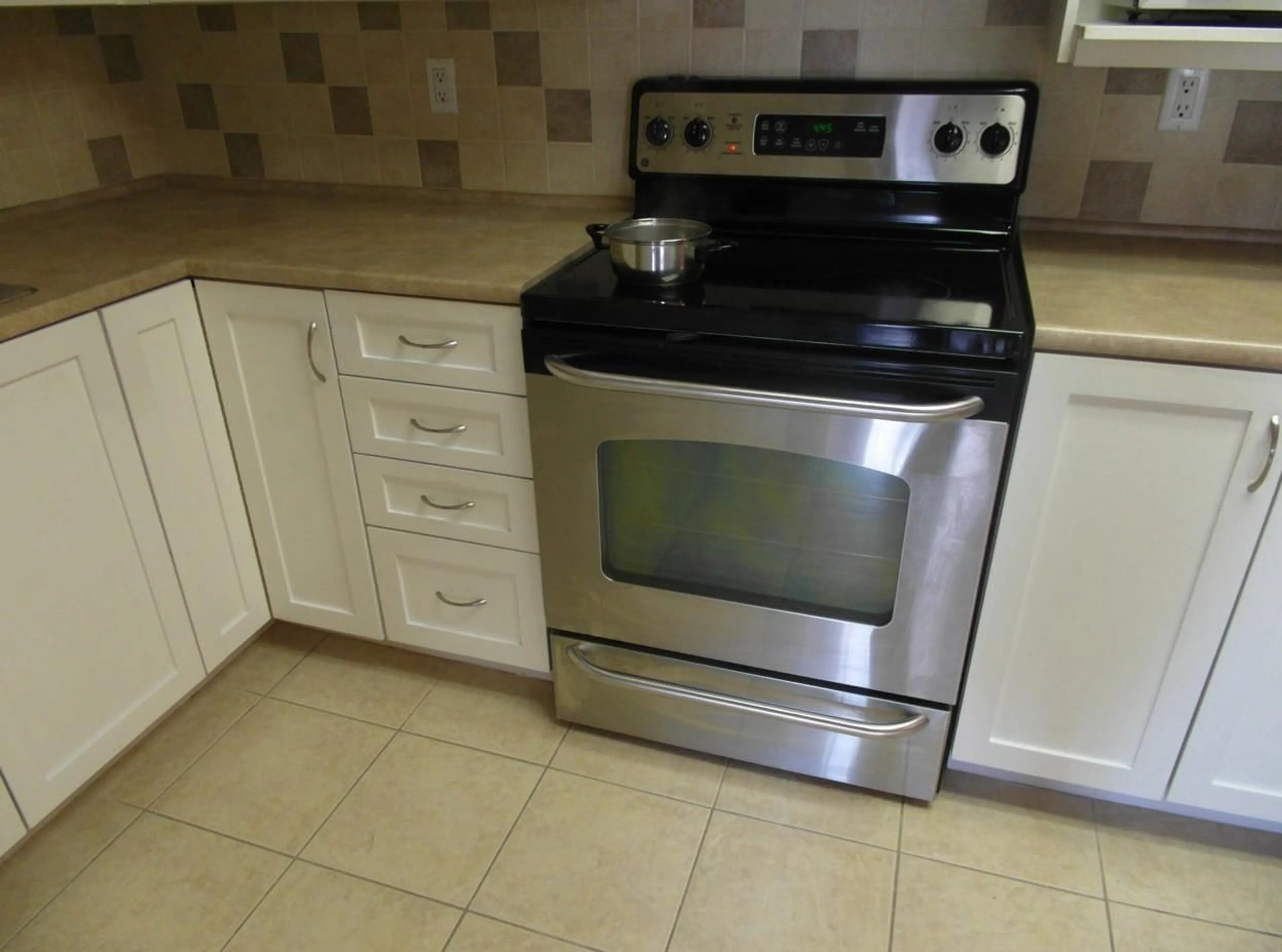 Standard kitchen, ceramic/tile floor for 504 - 2700 MCCALLUM ROAD, Abbotsford British Columbia V2S6X9