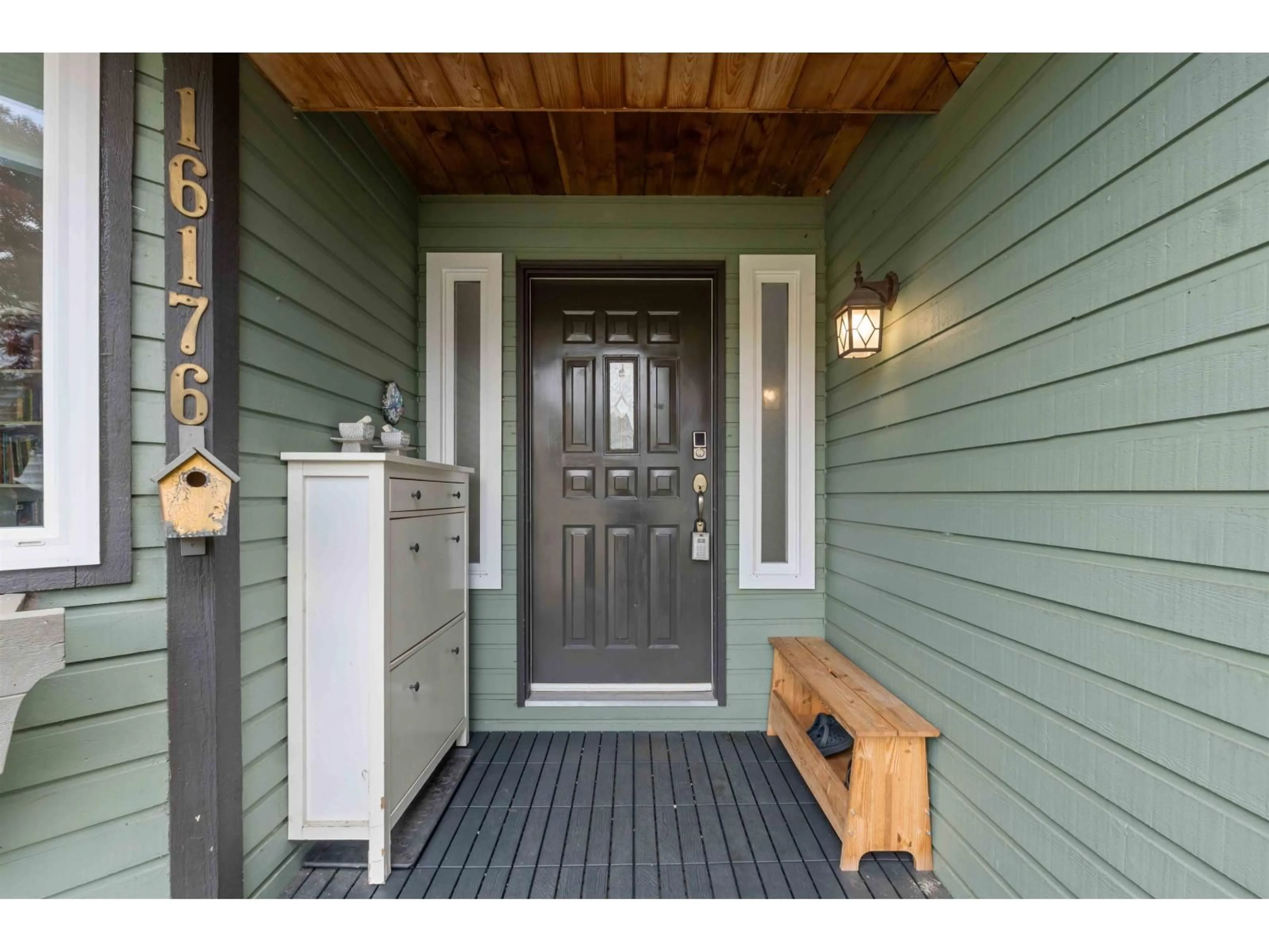 Indoor entryway for 16176 78B AVENUE, Surrey British Columbia V4N0K3