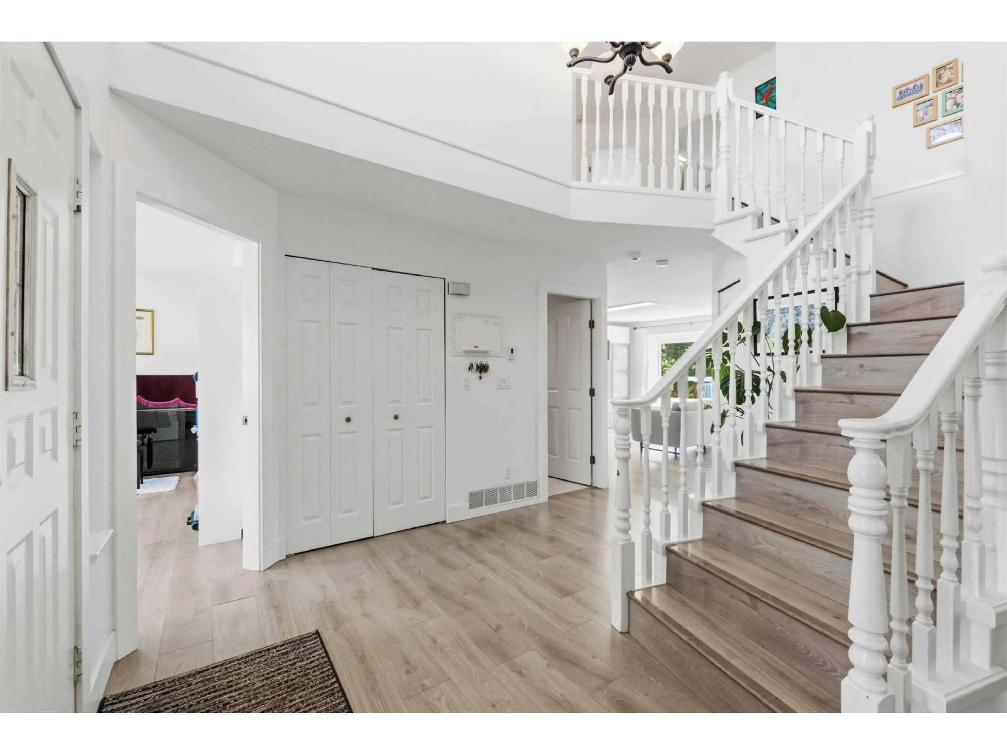 Indoor entryway for 16176 78B AVENUE, Surrey British Columbia V4N0K3