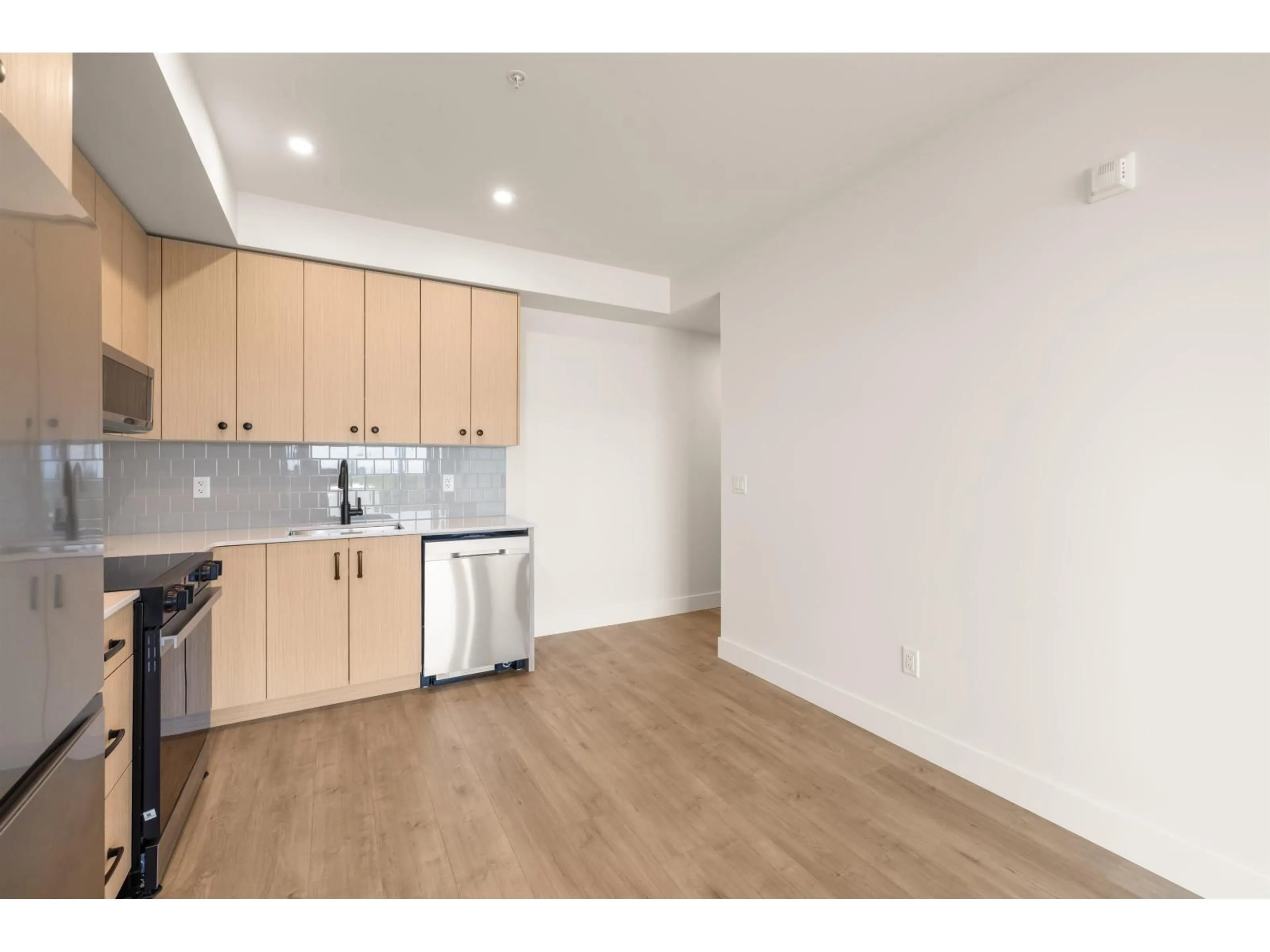 Standard kitchen, wood/laminate floor for 208 - 32528 SIMON AVENUE, Abbotsford British Columbia V0V0V0