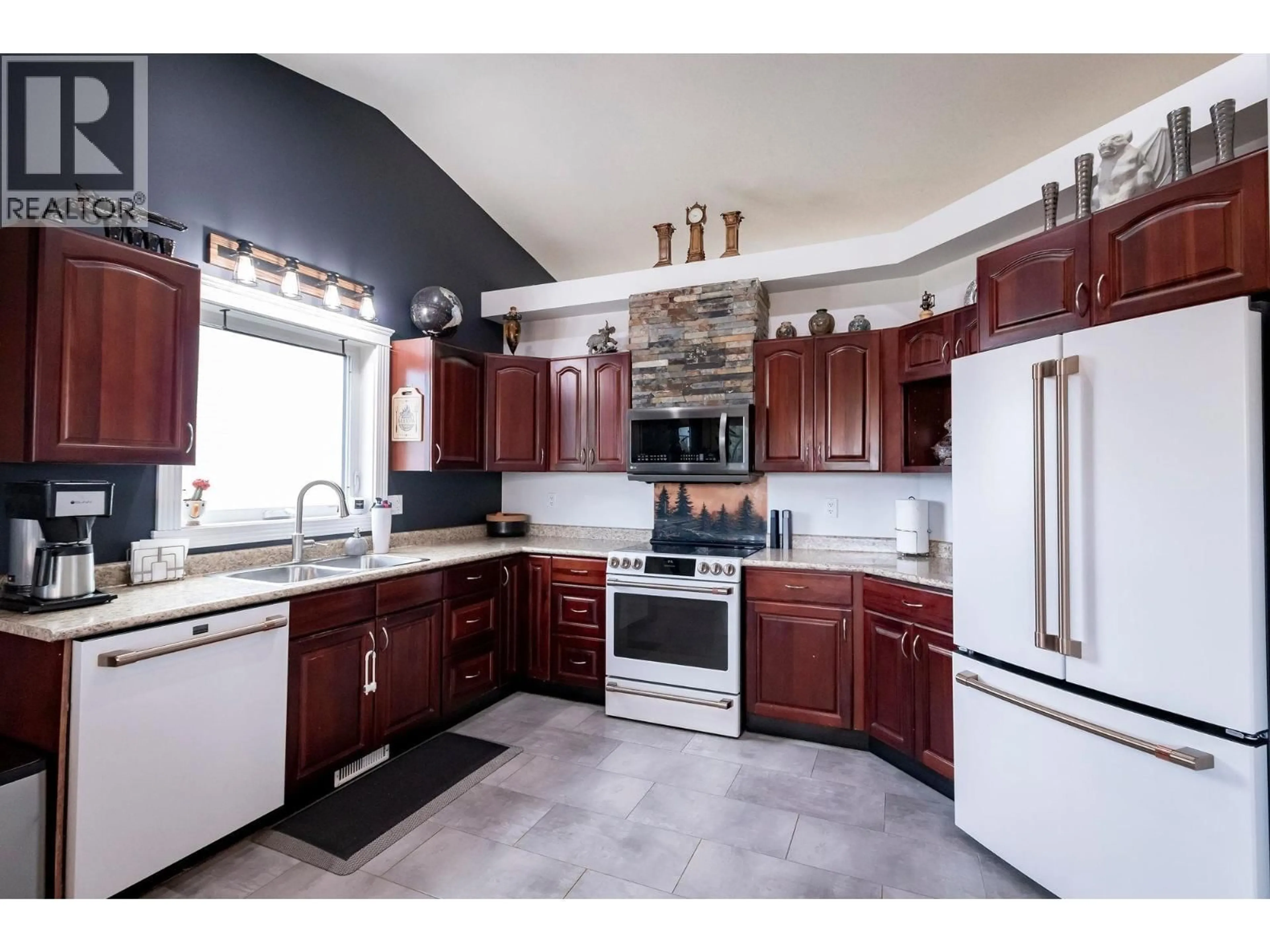 Open concept kitchen, ceramic/tile floor for 9720 118 AVENUE, Fort St. John British Columbia V1J0E9