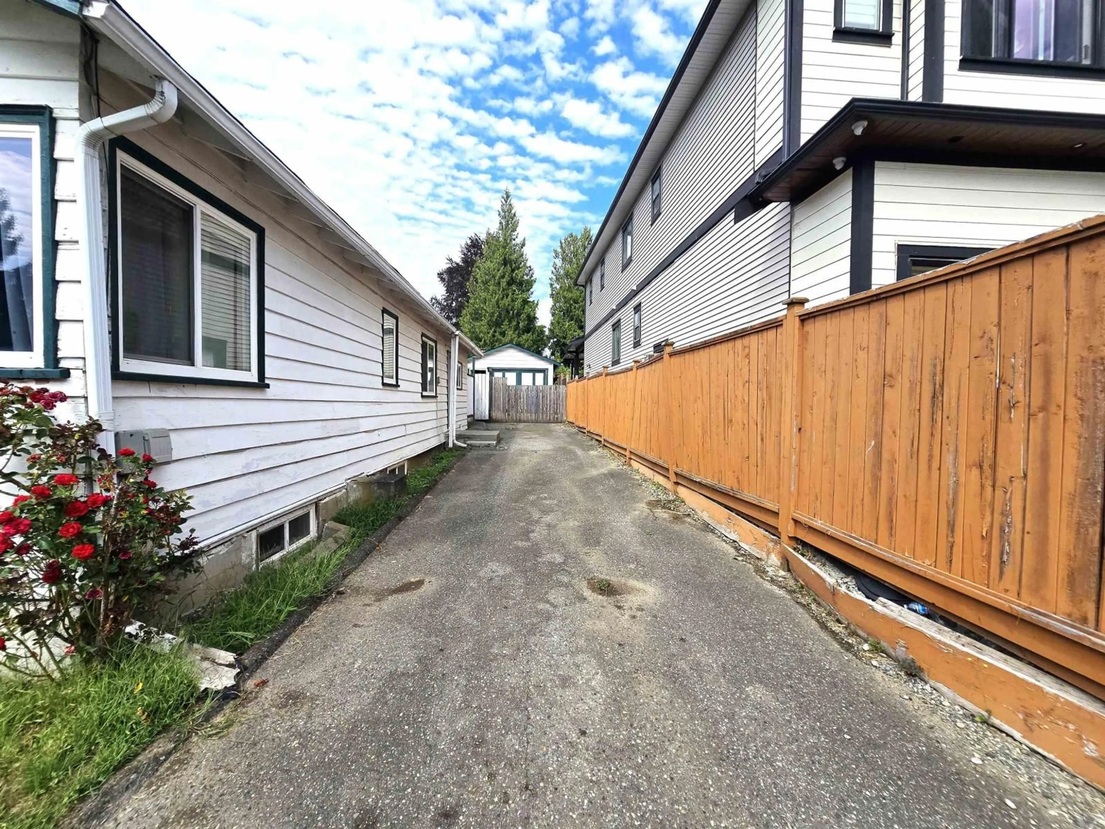A pic from outside/outdoor area/front of a property/back of a property/a pic from drone, street for 33817 MAYFAIR AVENUE, Abbotsford British Columbia V2S1P7