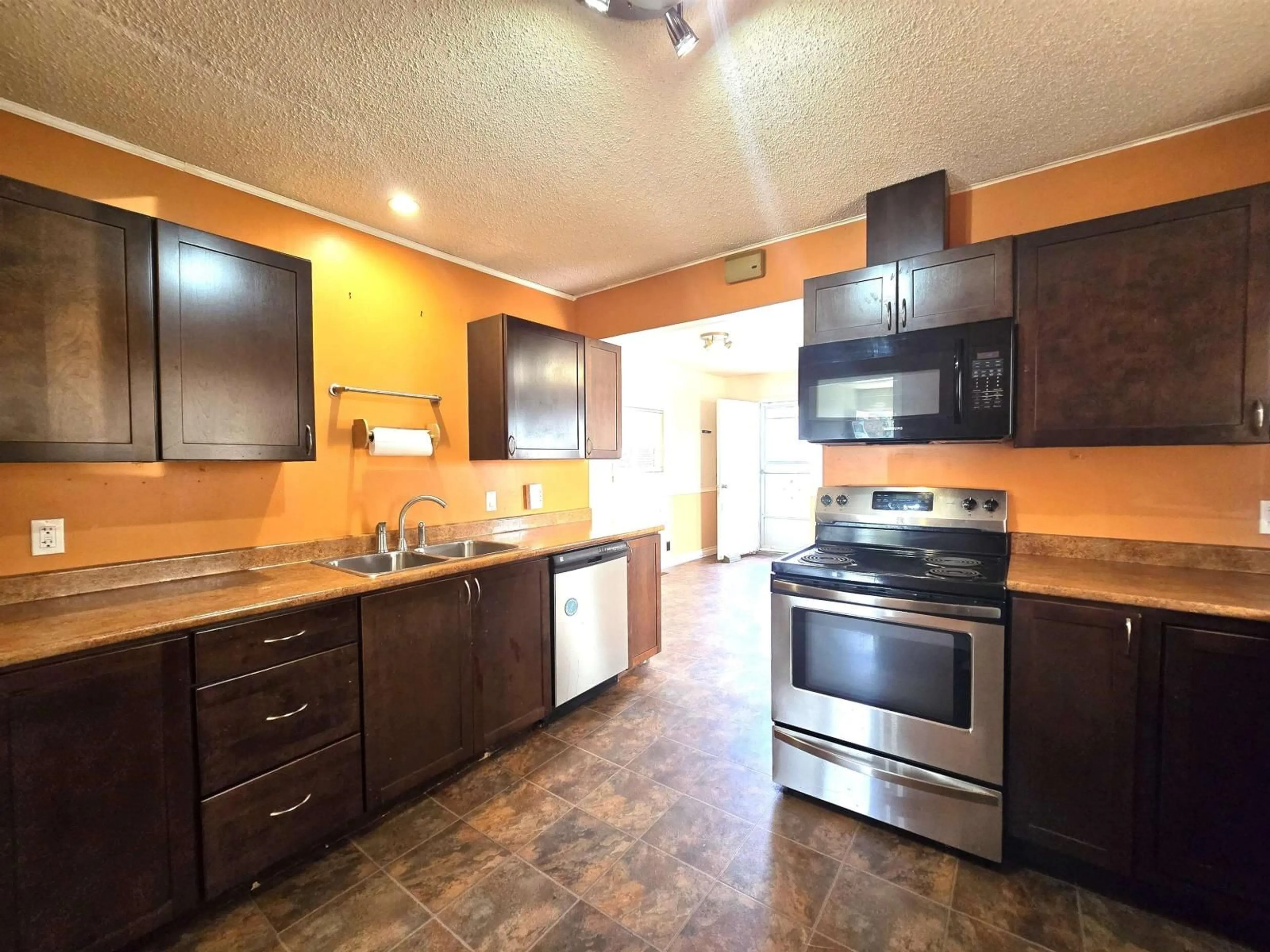 Standard kitchen, ceramic/tile floor for 33817 MAYFAIR AVENUE, Abbotsford British Columbia V2S1P7