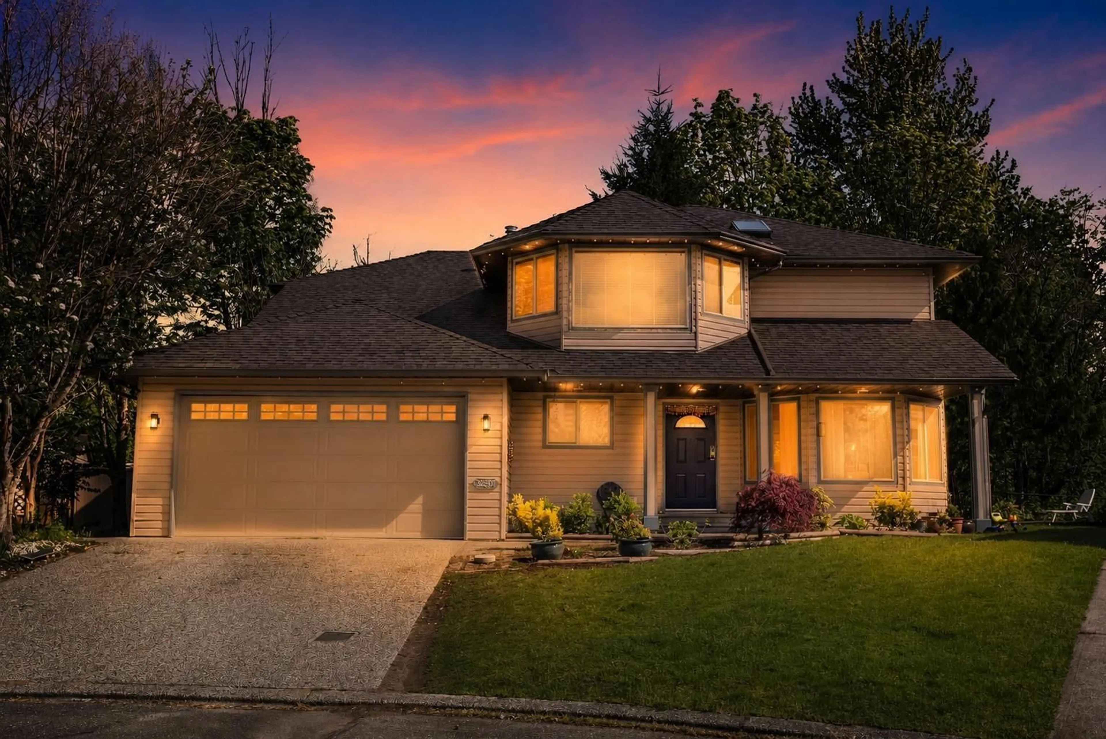 Home with vinyl exterior material, street for 32507 QUALICUM PLACE, Abbotsford British Columbia V2T5A6