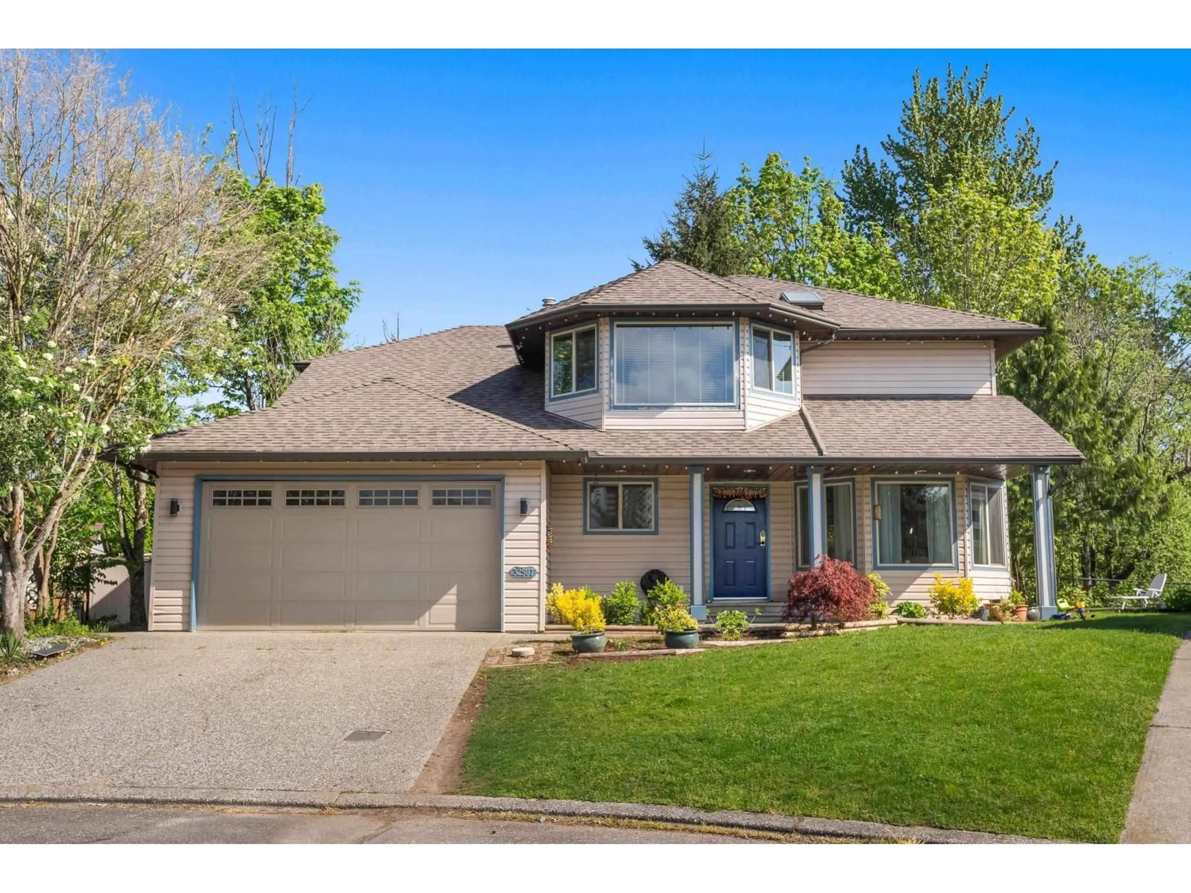 Home with vinyl exterior material, street for 32507 QUALICUM PLACE, Abbotsford British Columbia V2T5A6
