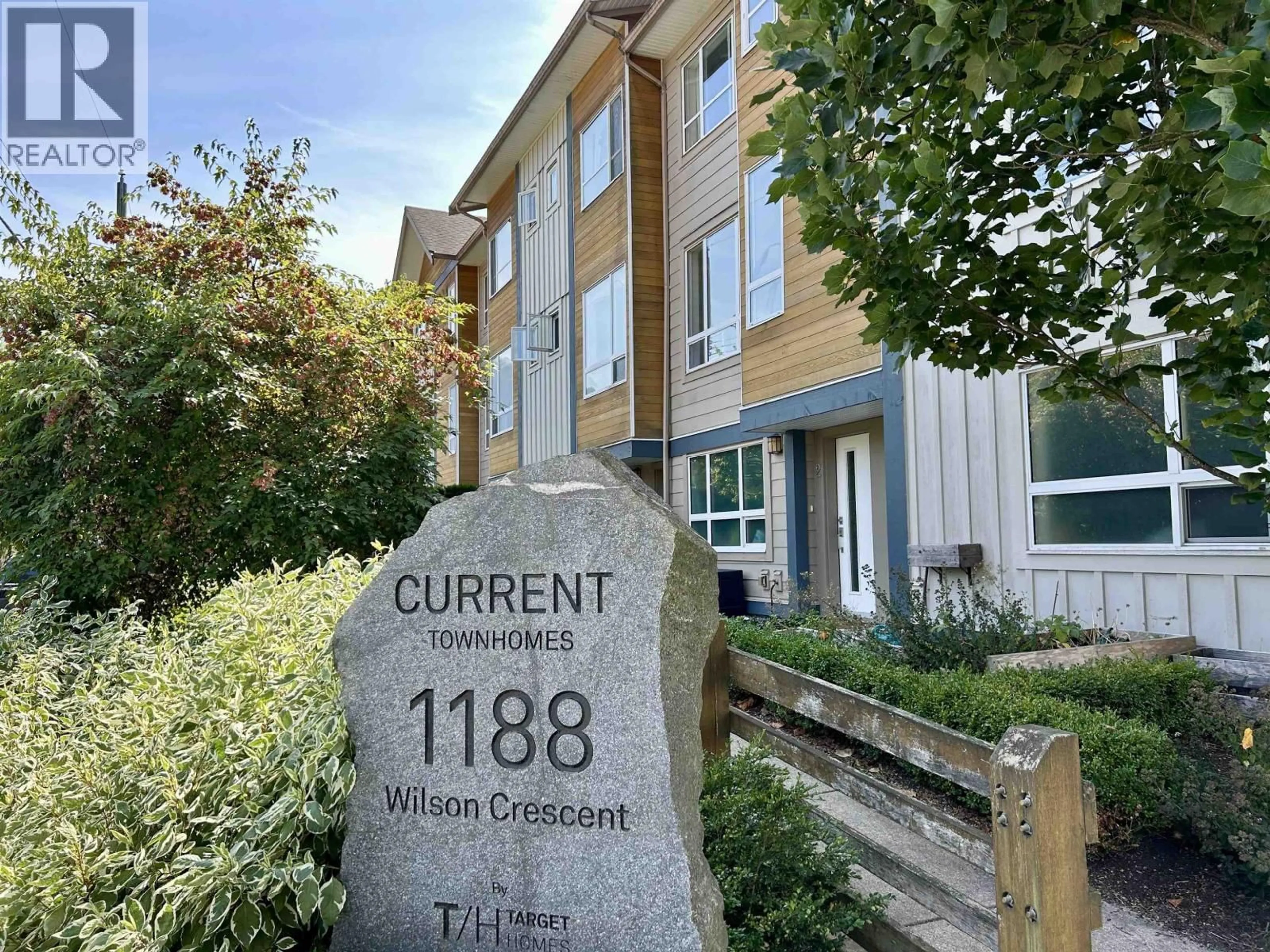 A pic from outside/outdoor area/front of a property/back of a property/a pic from drone, street for 4 - 1188 WILSON CRESCENT, Squamish British Columbia V8B0A9