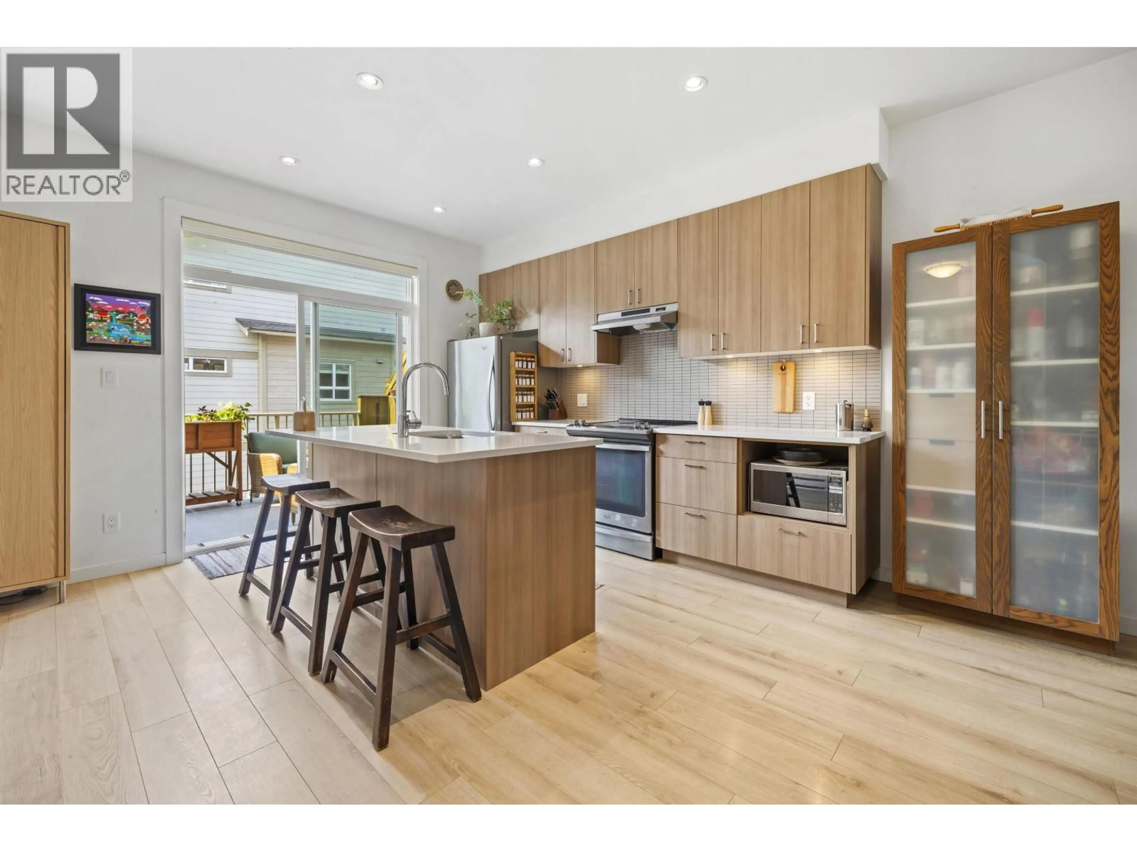 Open concept kitchen, wood/laminate floor for 4 - 1188 WILSON CRESCENT, Squamish British Columbia V8B0A9